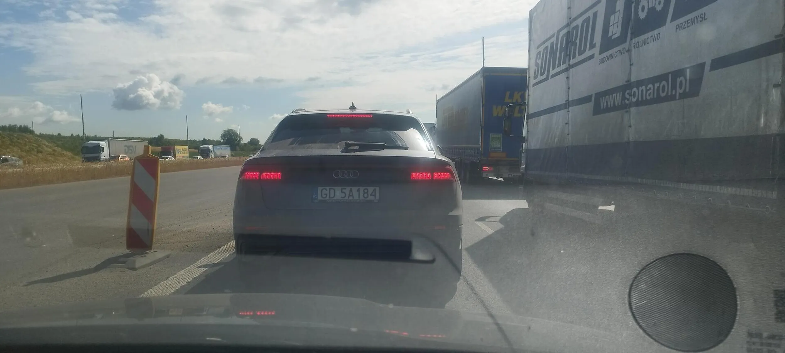 Bohater na gdańskich blachach,bez kierunkowskazu w ostatniej chwili wpierniczył mi się przed maskę,gdyby nie błyskawiczna reakcja byłby wypadek.Zero refleksji i skruchy od gdańszczanina.