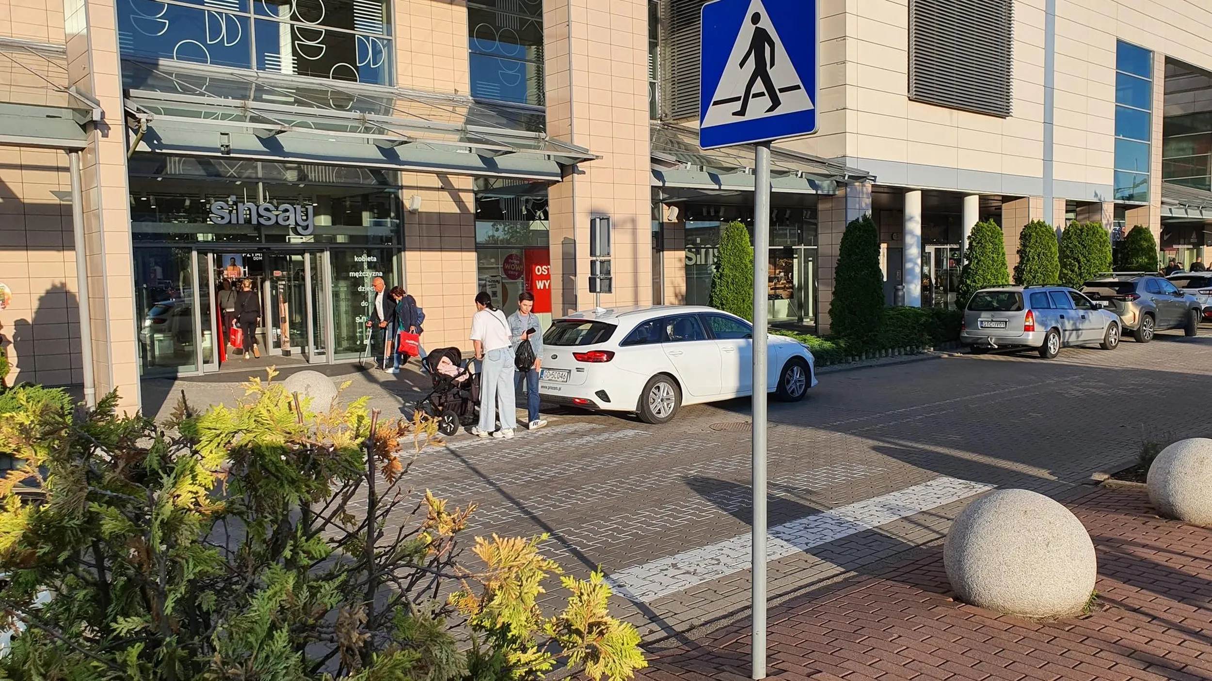 Kierujący parkuje na przejściu dla pieszych ograniczając widoczność.