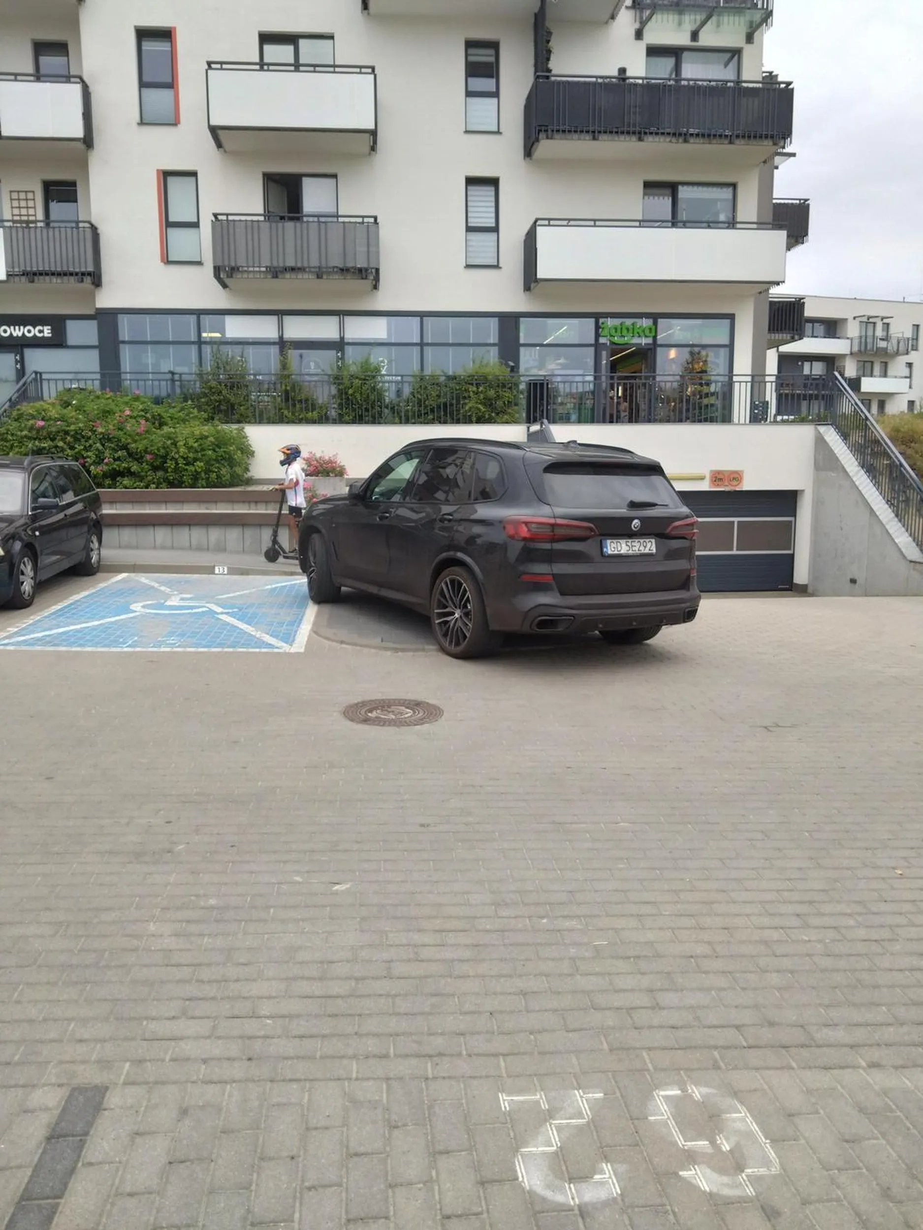 Kierowca ma problem z parkowaniem pomimo tego, że w około jest wiele wolnych miejsc.