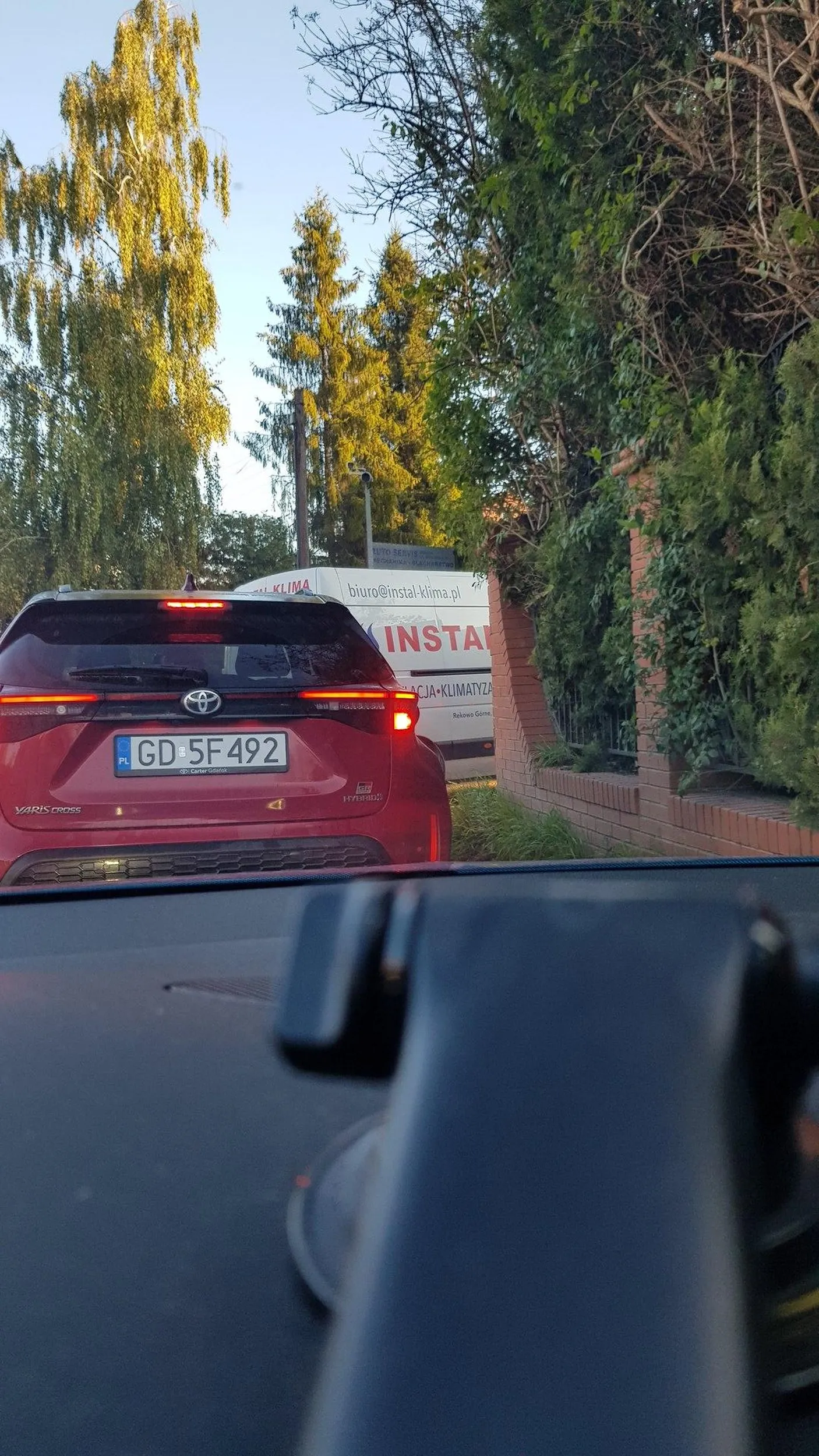 Pani nie zna lub nie widzi znaków. Zaskoczona, że chcę wjechać z prawej strony na skrzyżowanie wyraźnie oznakowane jako równorzędne. Dodam, że Pani miała bardzo dużo czasu na przeanalizowanie, na jakie skrzyżowanie wjeżdża i czy jest ktoś z prawej strony, ponieważ stała w korku. Zastanawia mnie, czy z takimi zdolnościami, na pewno powinna mieć uprawnienia do prowadzenia pojazdów mechanicznych (o ile takowe posiada)?