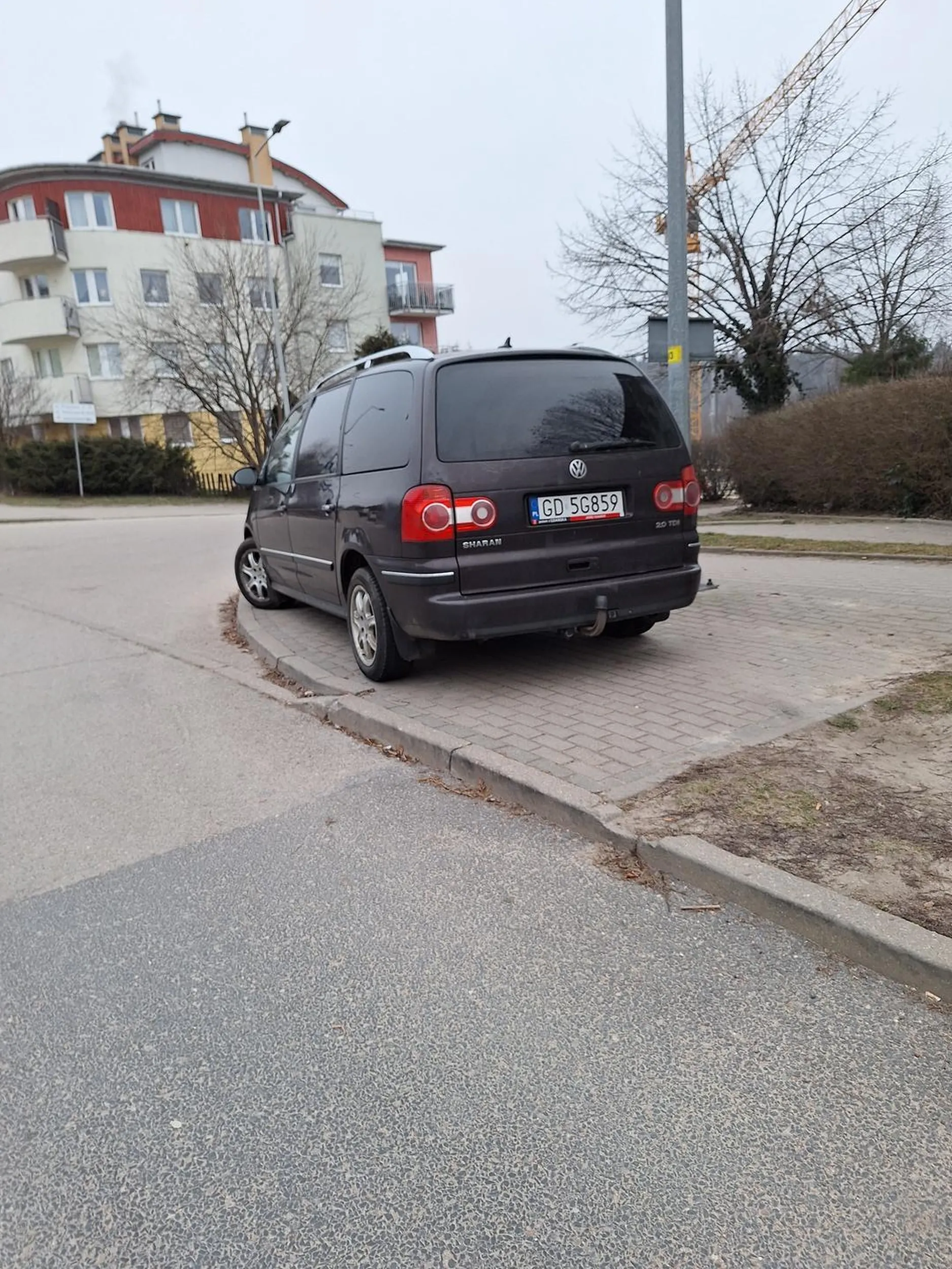 Notorycznie nie potrafisz stanąć w normalnym miejscu parkingowym i stajesz na chodniku. Tym samym auta jadące z dołu osiedla nie widza kompletnie nic.