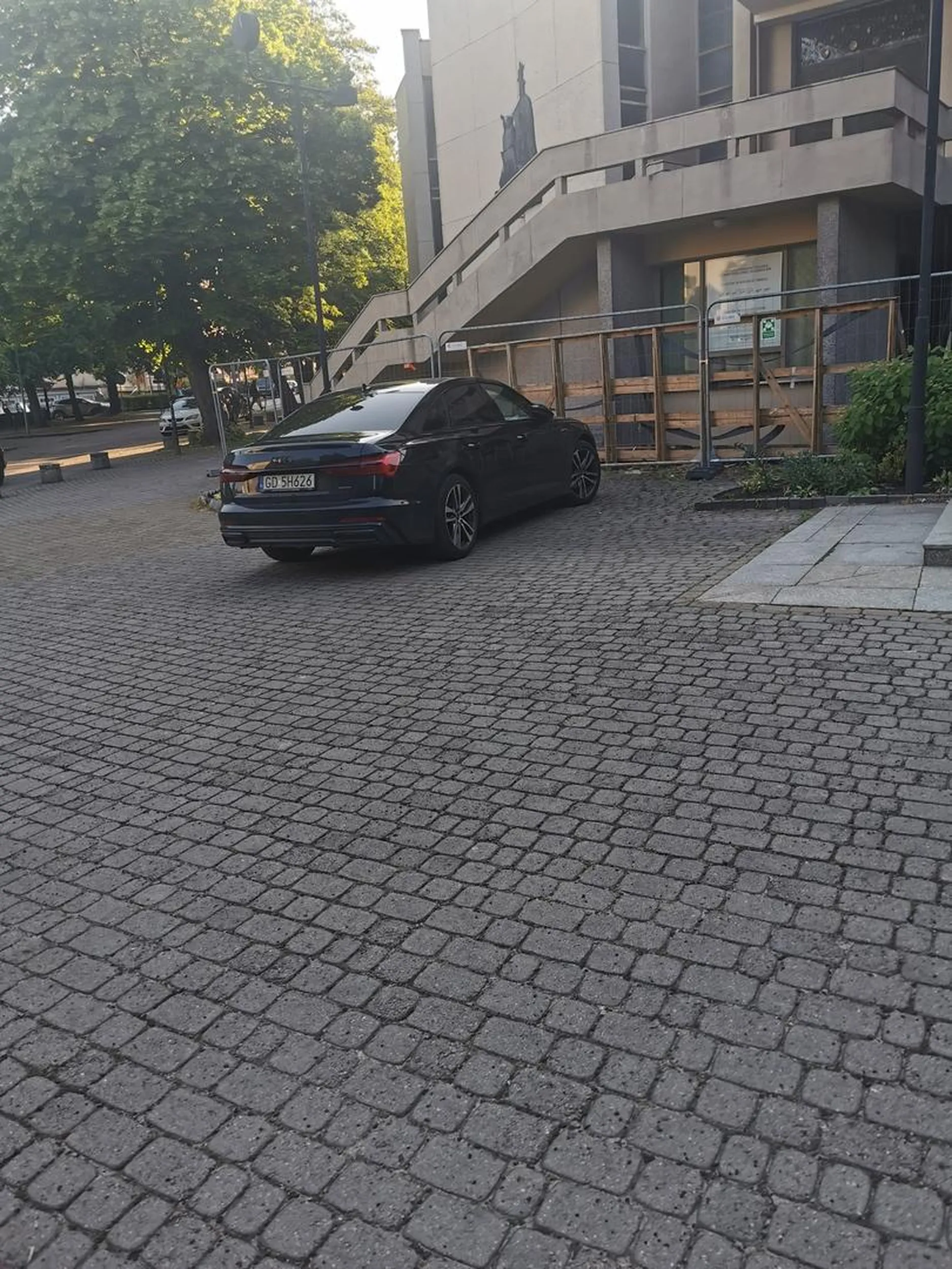 A jak tu wjechałeś? A przez chodnik