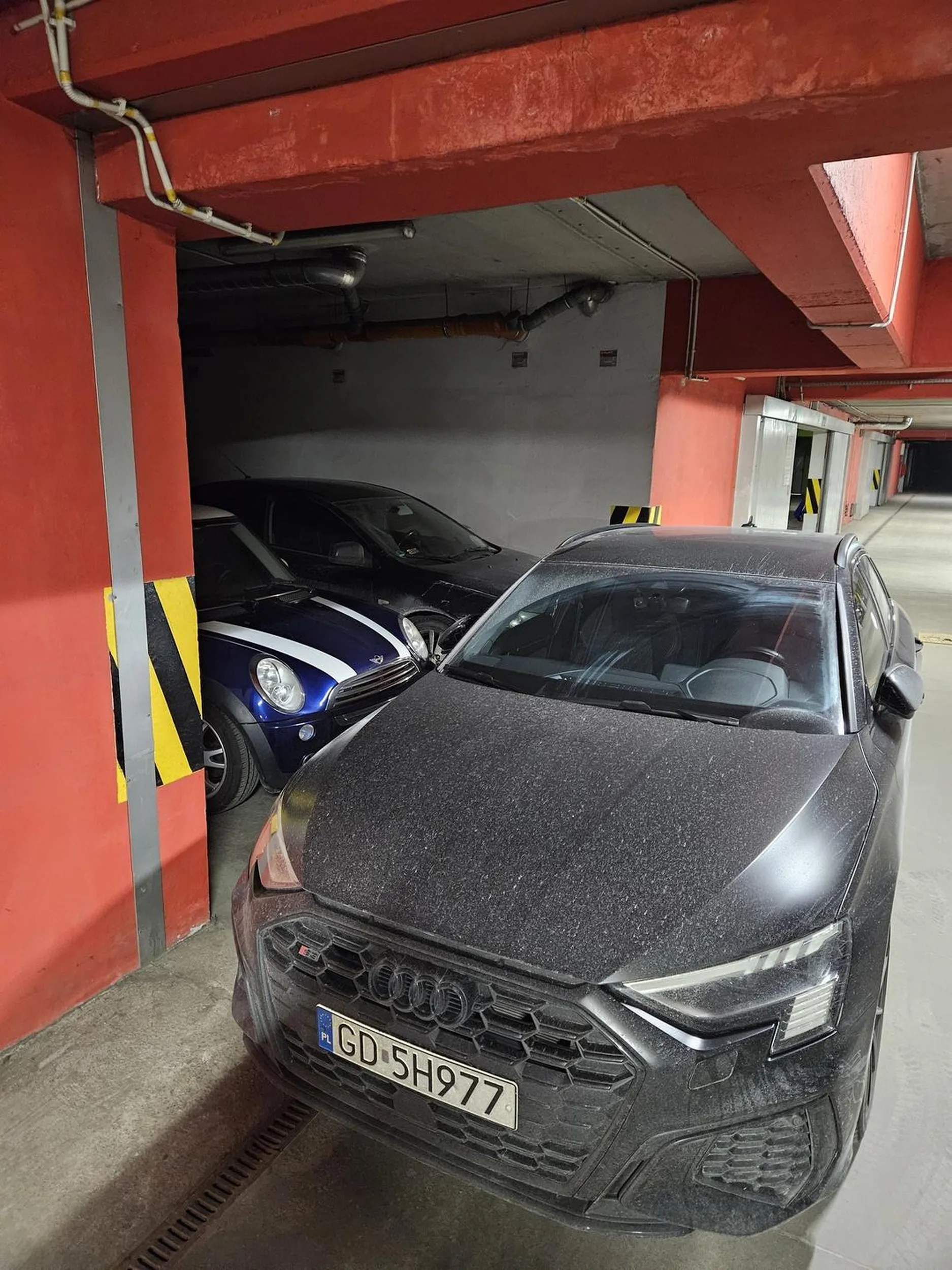 Zastawił niemożliwie do wyjazdu 2 samochody w hali garażowej