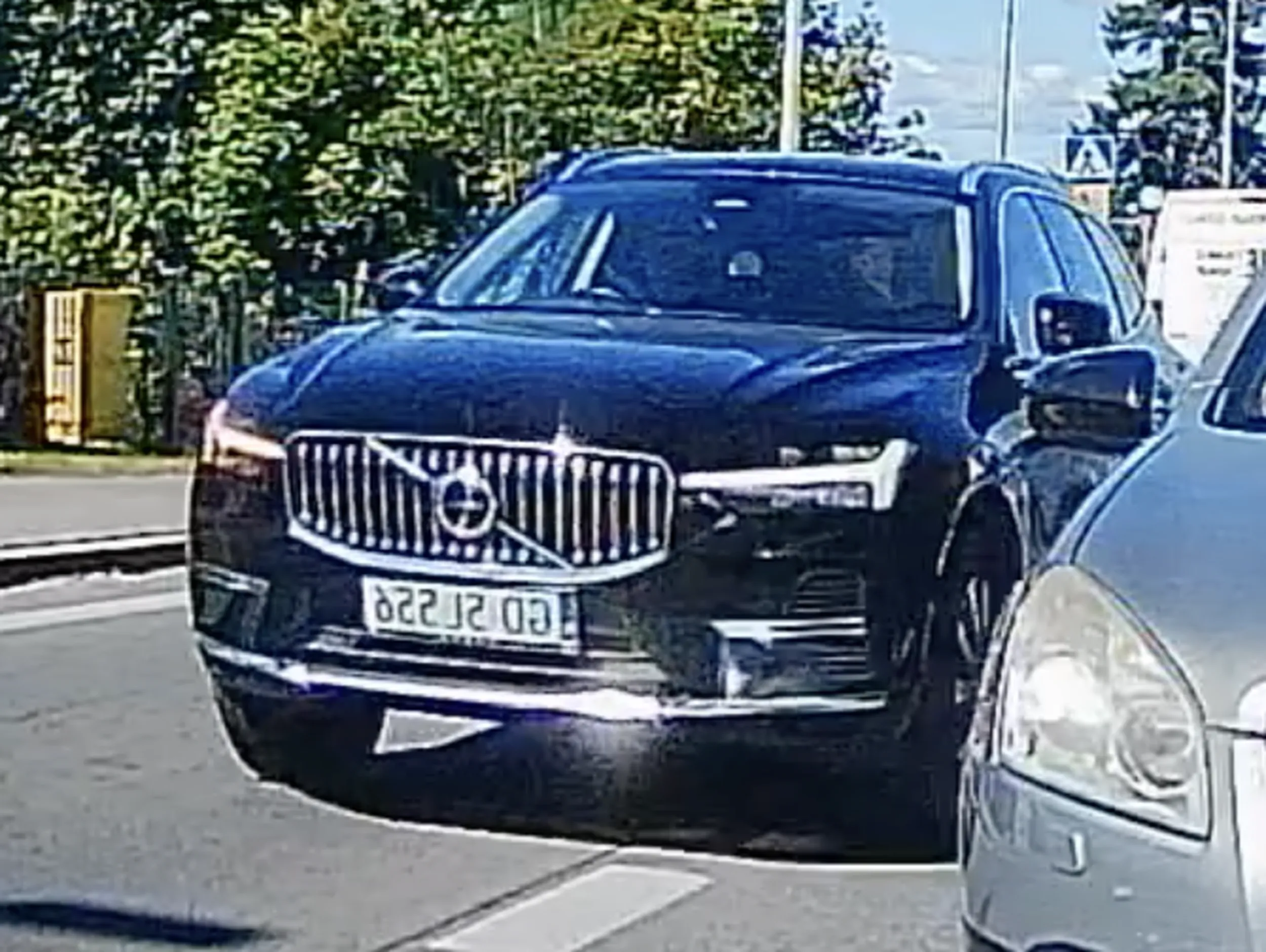 Wyprzedzanie na pasach, czerwonym świetle, 3 auta czekające na światłach. Wymuszenie na aucie jadącym na skrzyżowaniu.