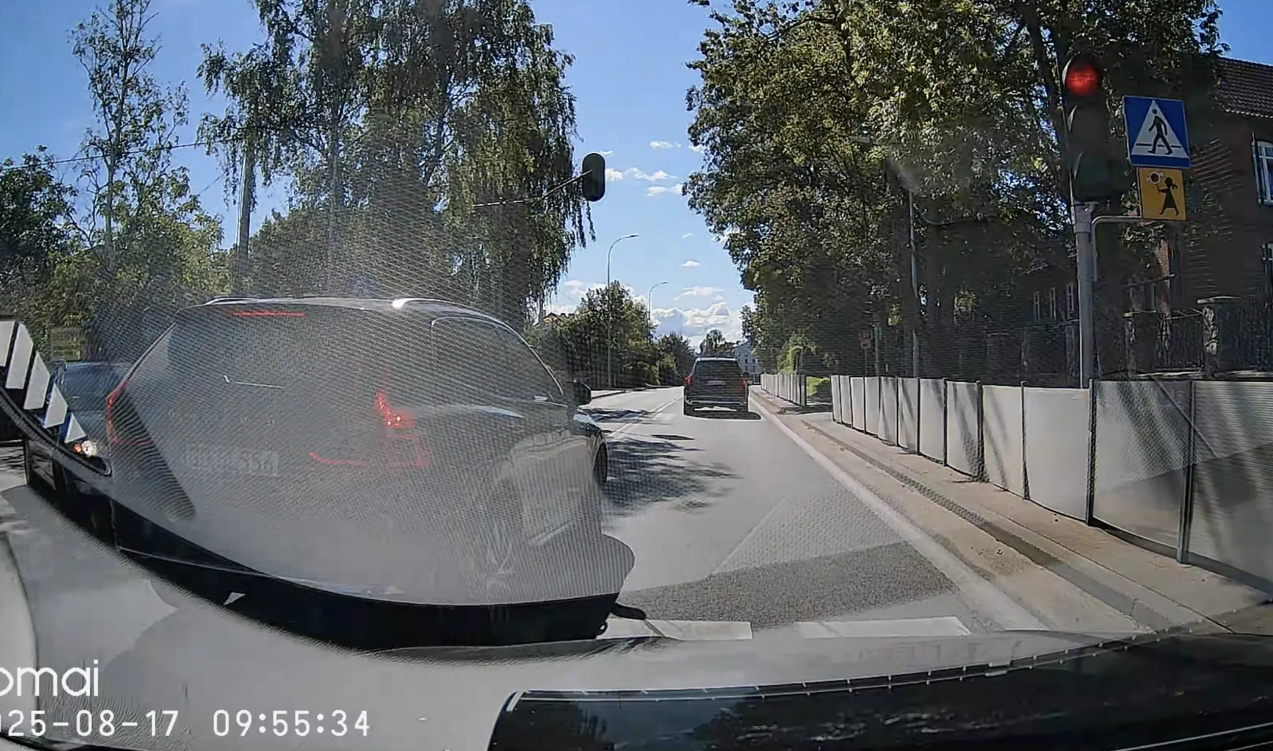 Wyprzedzanie na pasach, czerwonym świetle, 3 auta czekające na światłach. Wymuszenie na aucie jadącym na skrzyżowaniu.