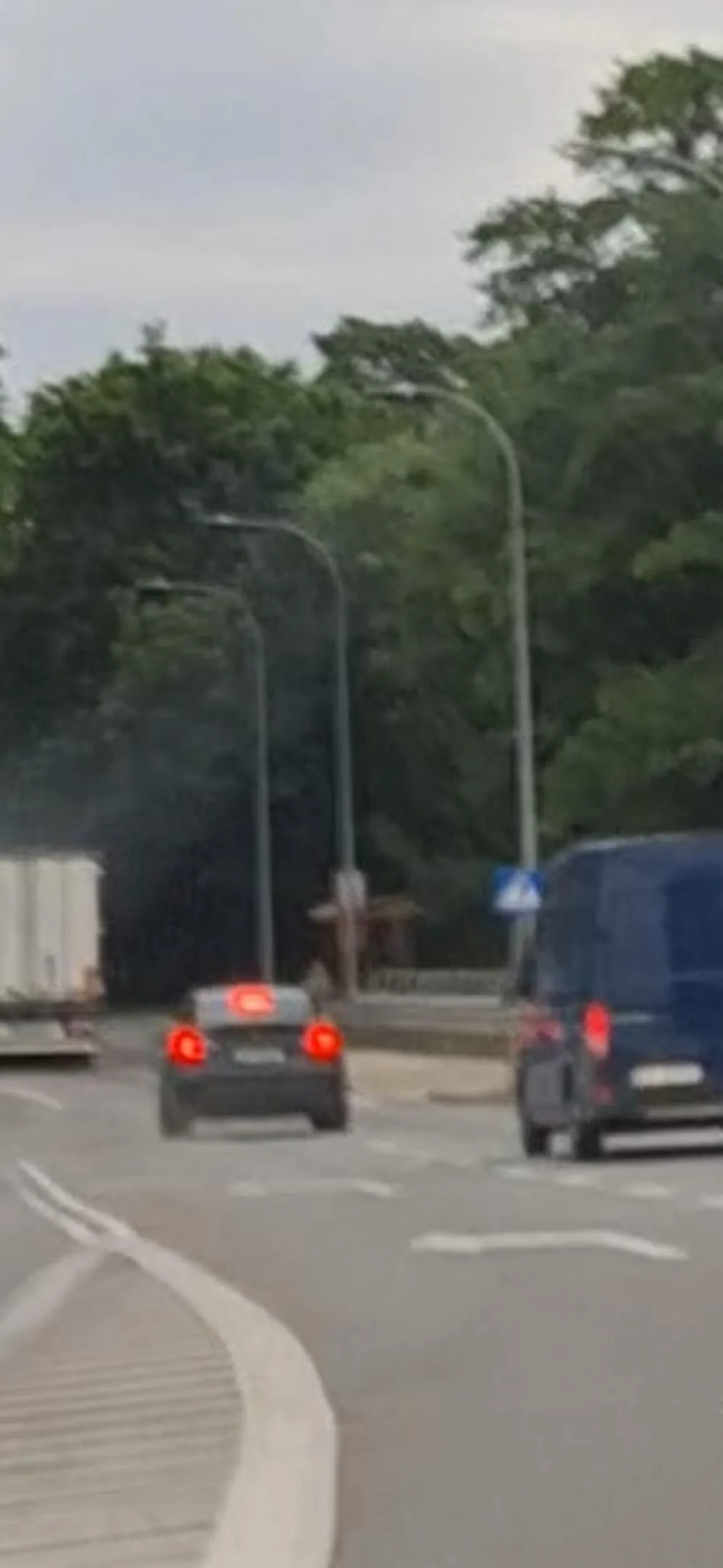 Jeździ jak wariat z pasa do skrętu w lewo pojechał prosto