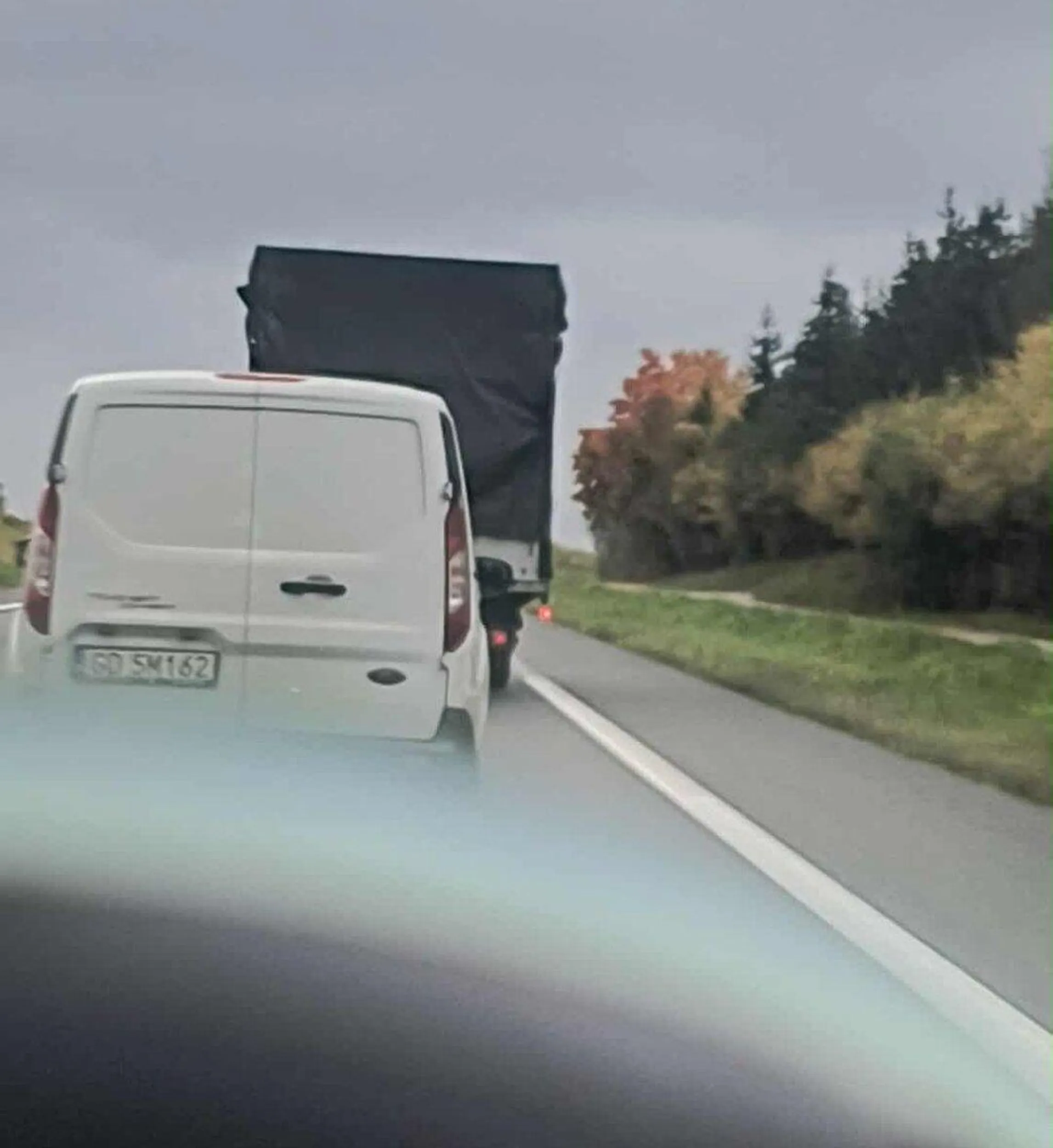 zywy przyklad prawka wygranego w paczce andrutow; blokuje lewy pas na ekspresowce, a gdy próbuje sie go wyprzedzic prawym - wjezdza w maske, potem juz nie idzie go wyprzedzic z lewej bo zajeżdża droge. Nie wspomne ze 120 nie przekroczy tym szrotem z silnikiem na siedzeniu pasazera. potencjalny brak rodzicow moze tlumaczyc ten brak kultury drogowej, ale chyba nic wiecej