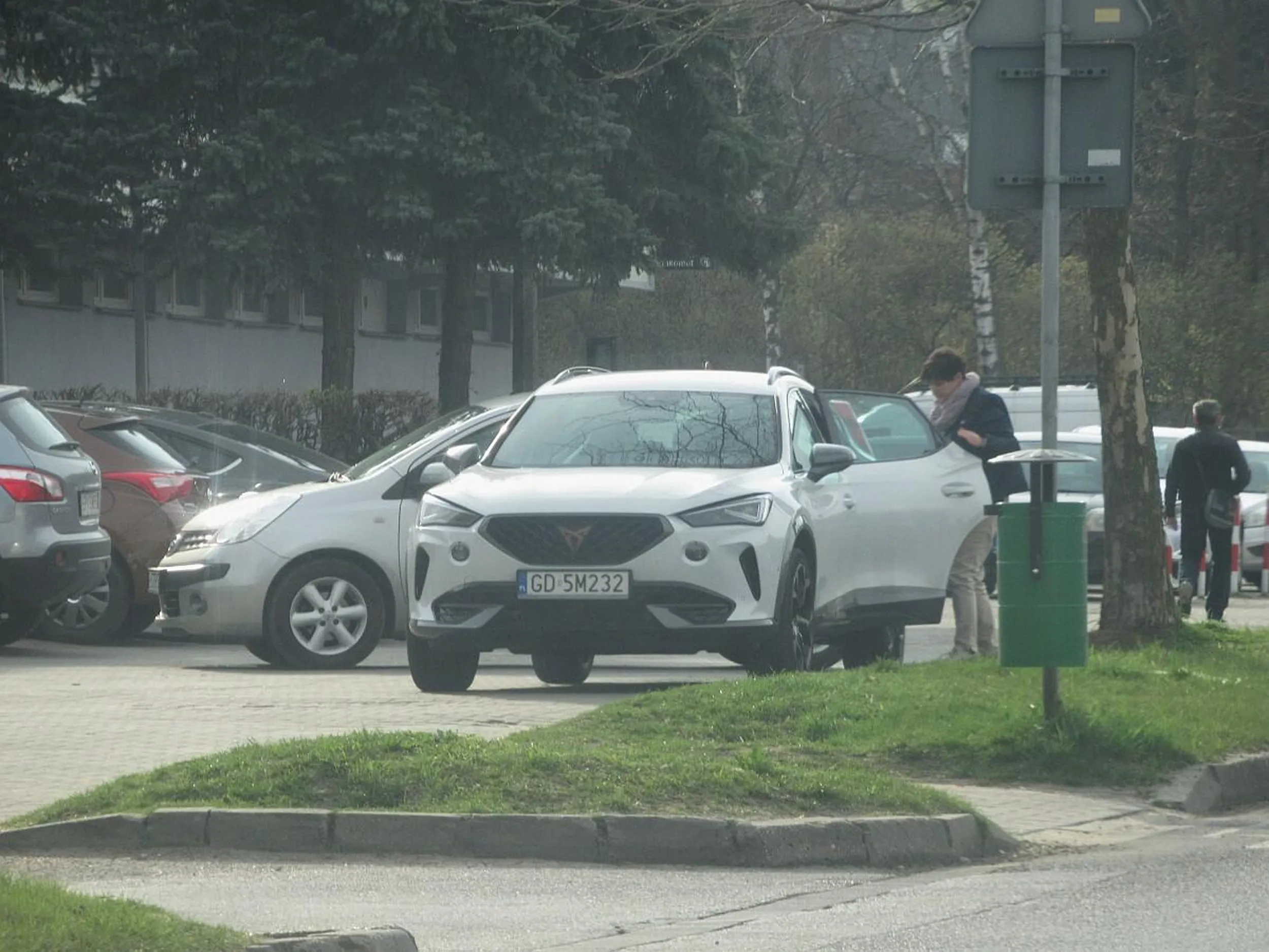 Jazda wzdłuż po chodniku i parkowanie w miejscu niedozwolonym (zakaz zatrzymywania + chodnik z dala od krawędzi jezdni).