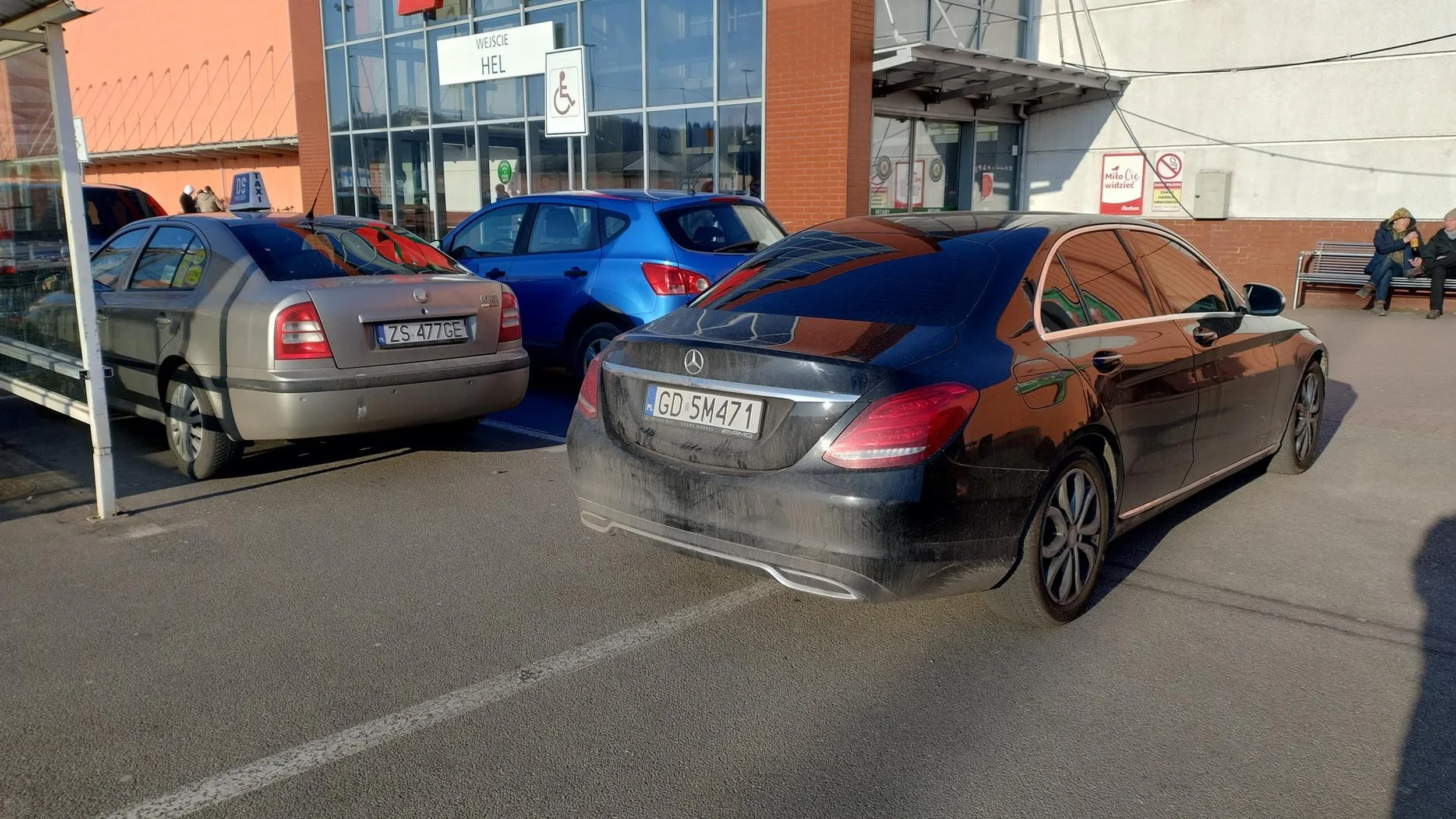 cham, burak i prostak, po zwróceniu uwagi przez ochronę obiektu zwyzywal i nakrzyczal na panią ochroniarkę i to przy wlasnych dzieciach