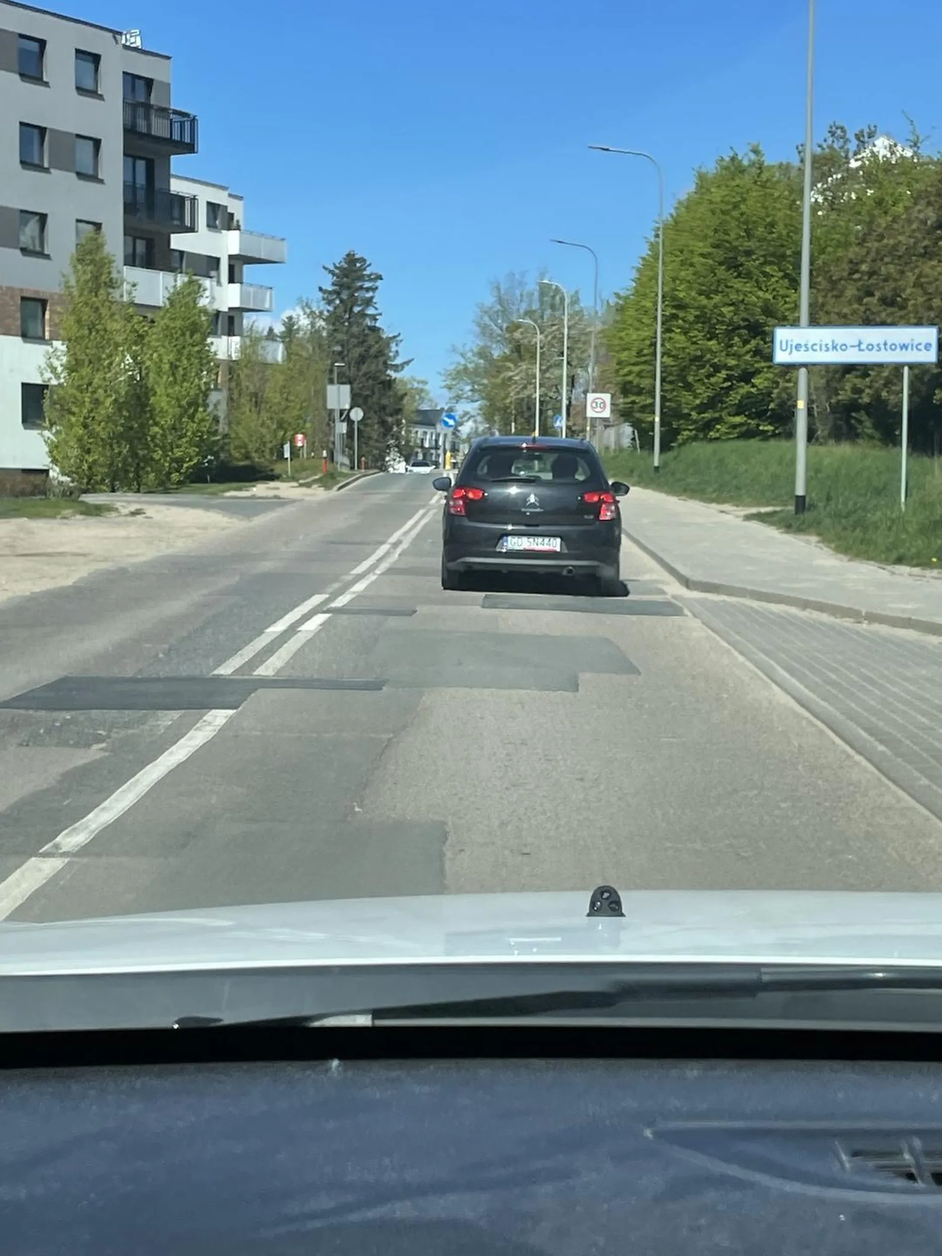 Kierowca po wymuszeniu pierwszeństwa, zahamował  gwałtownie pod maską mojego samochodu i odjechał beztrosko w dal