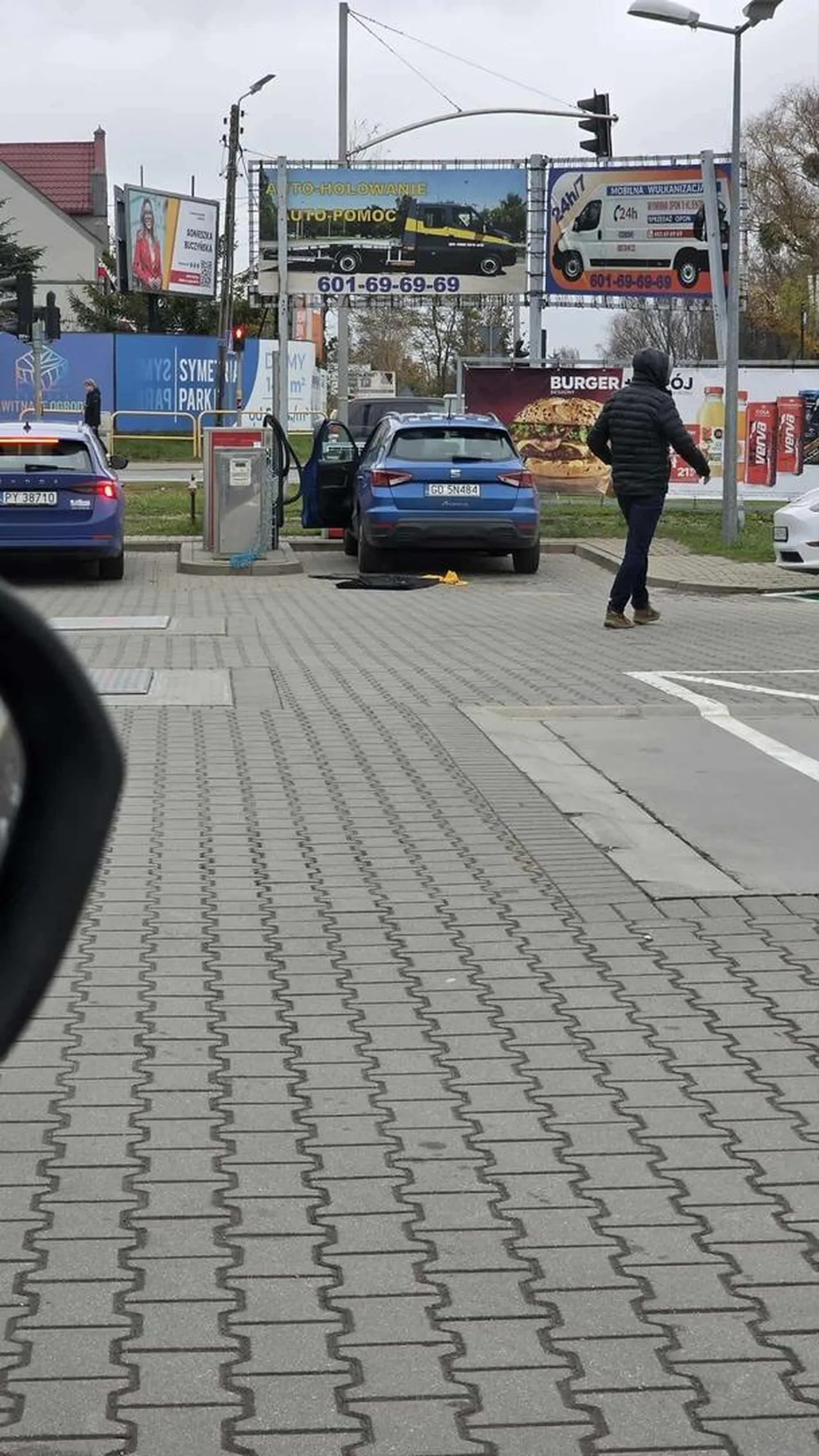 Wsiuny myją wycieraczki szczotką do szyb ze stacji