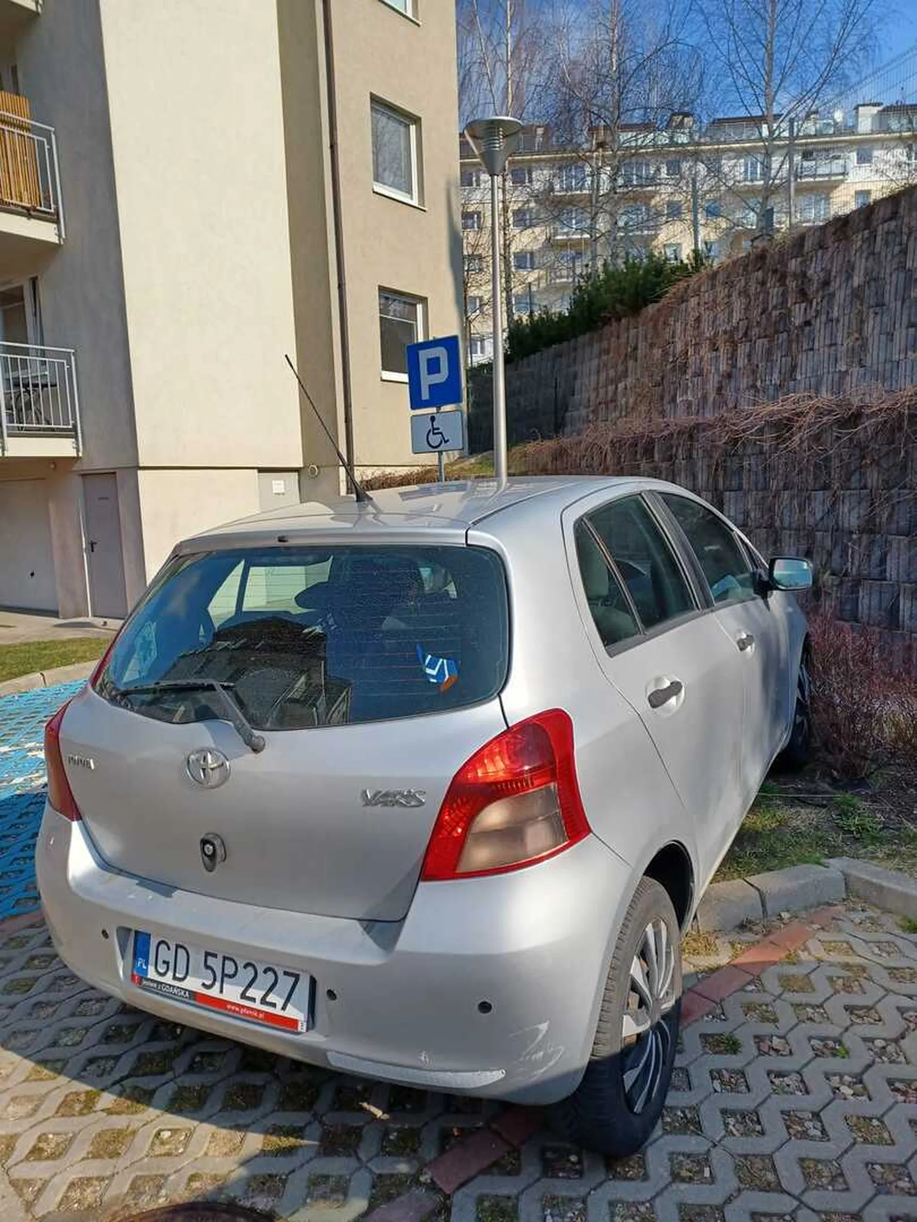 Niszczy prywatną własność.