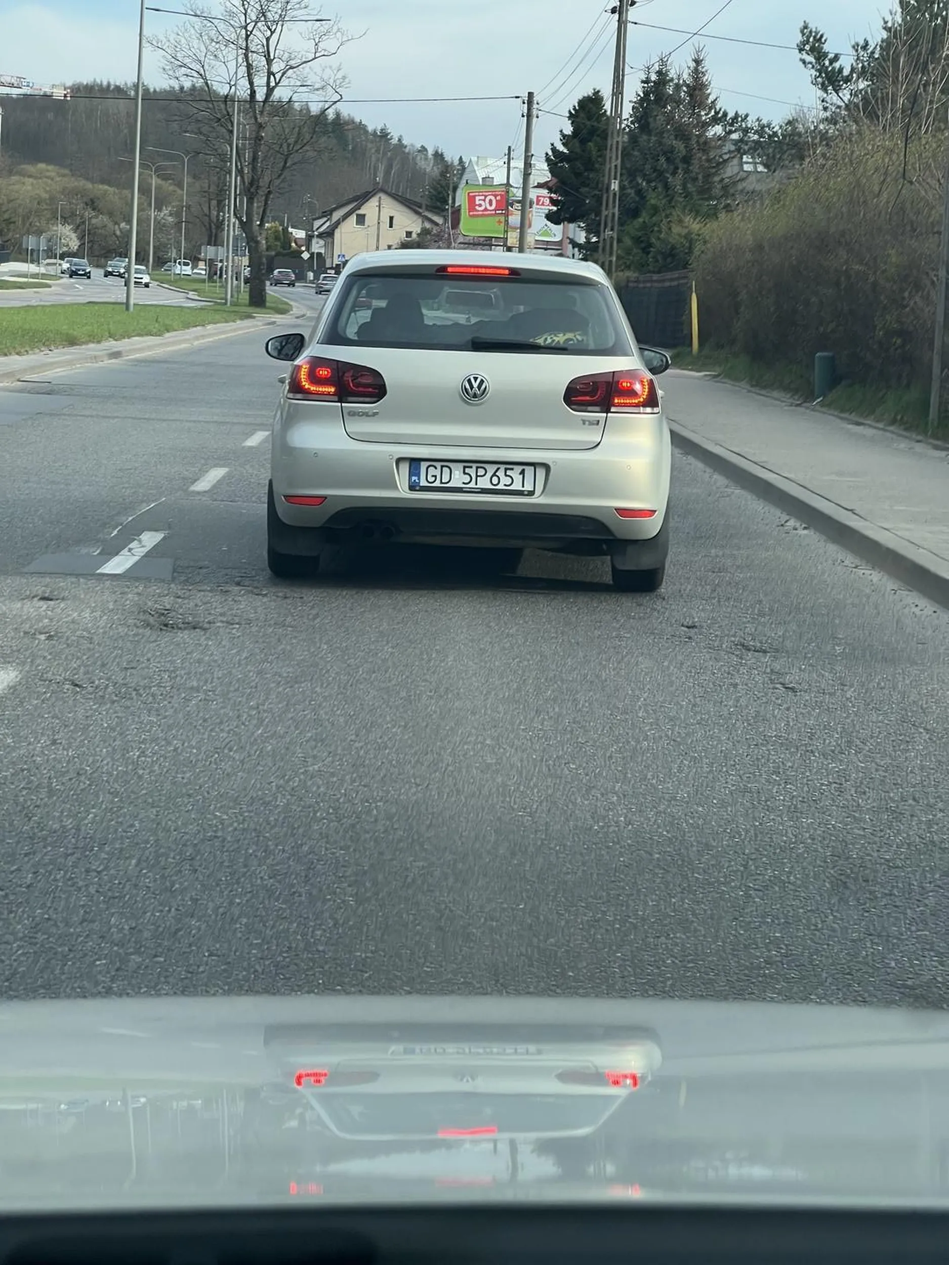 W dniu 13.04 auto zajechało mi drogę i kobieta pasażerka wyszła waląc w szybę zaczęła grozić i wyzywać w obecności dzieci jakie były w moim aucie..typowa Karyna