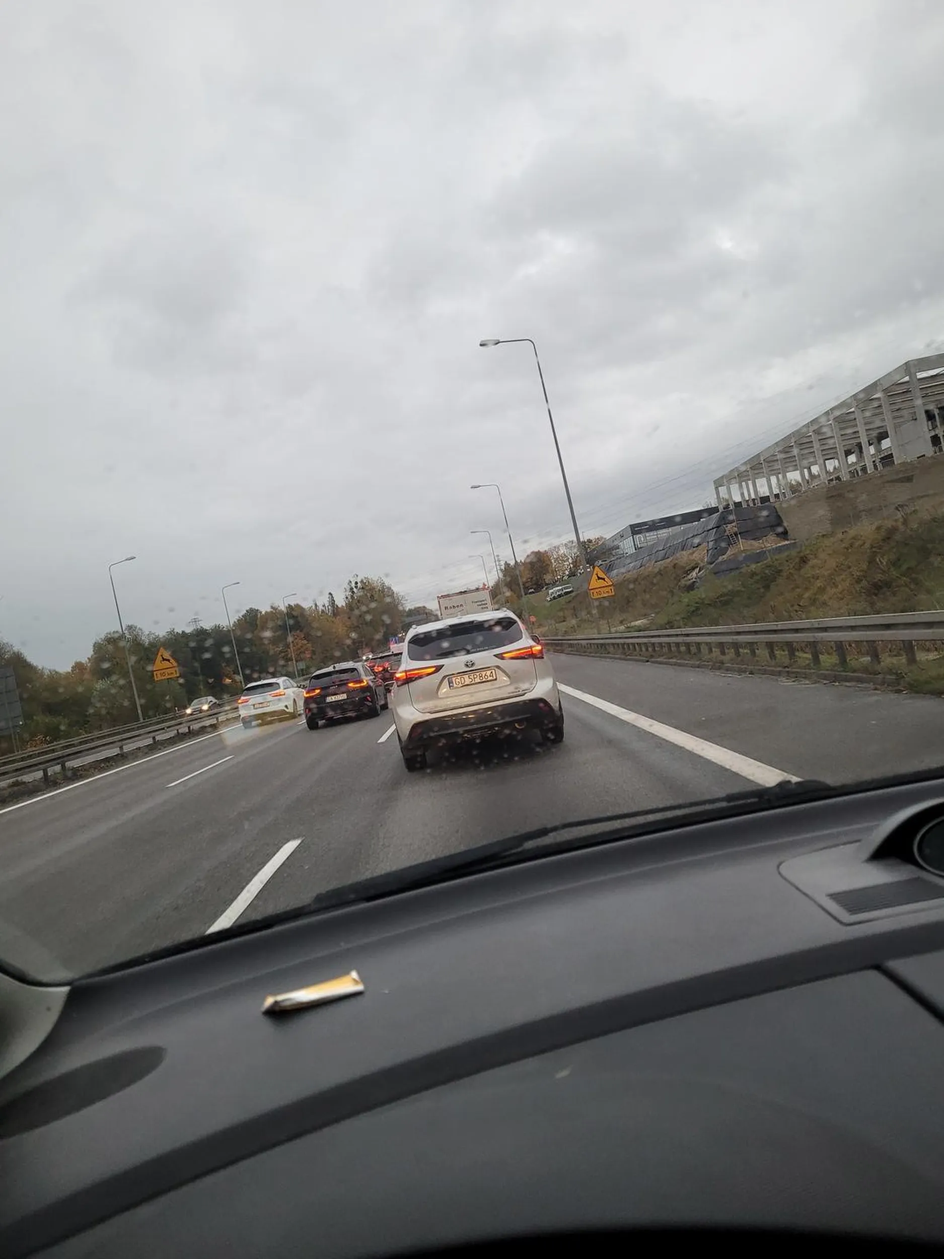 Nie zna zasad jazdy na suwak, uporczywie trzyma się zderzaka, żeby tylko przypadkiem kogoś nie wpuścić. Nie pozdrawiam