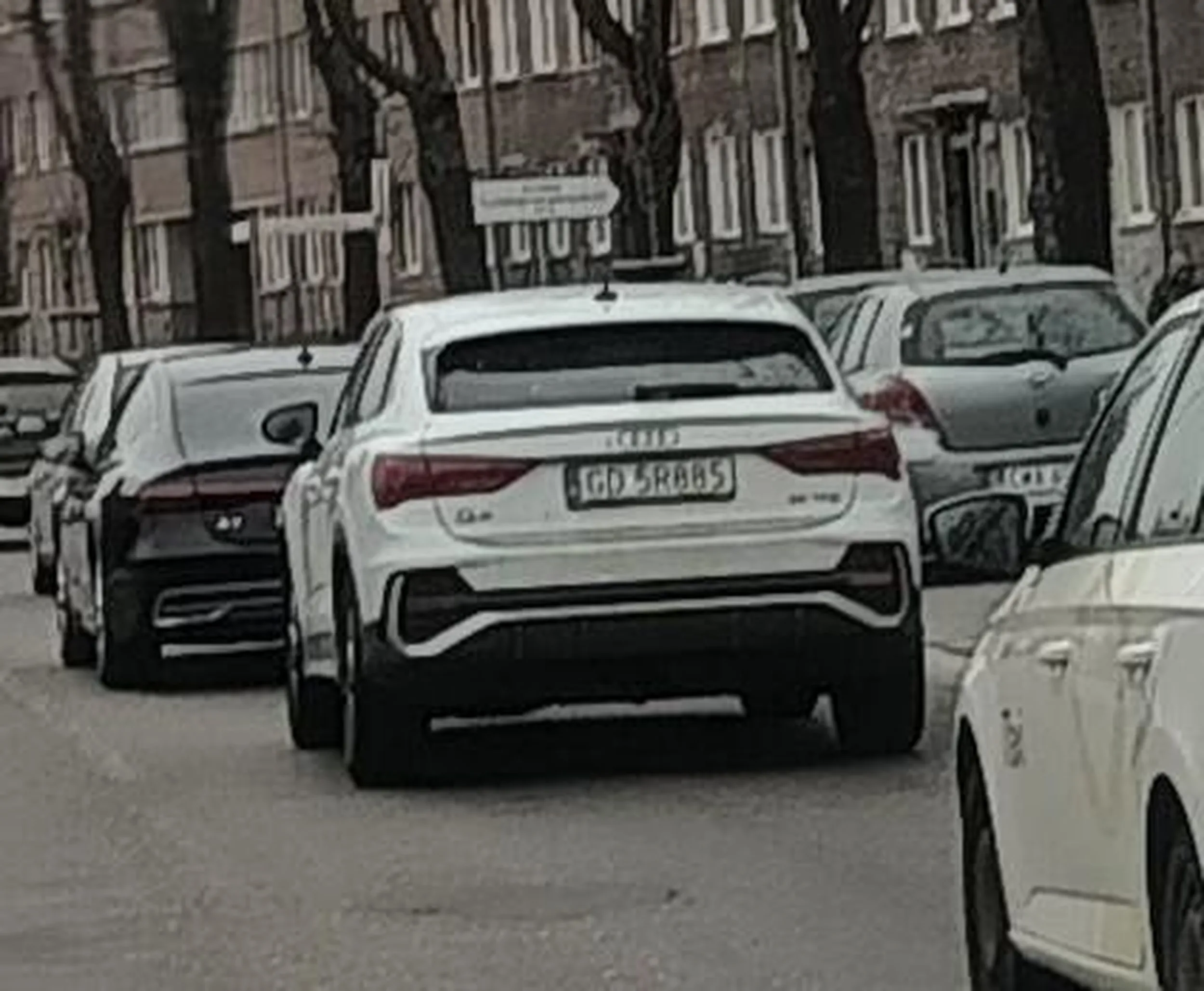 Wyprzedza auto na skrzyżowaniu, które zatrzymało się aby przepuścić pieszego na pasach, a na wyhamowanie nie miał szans bo zaprd@lał jak po!eb.