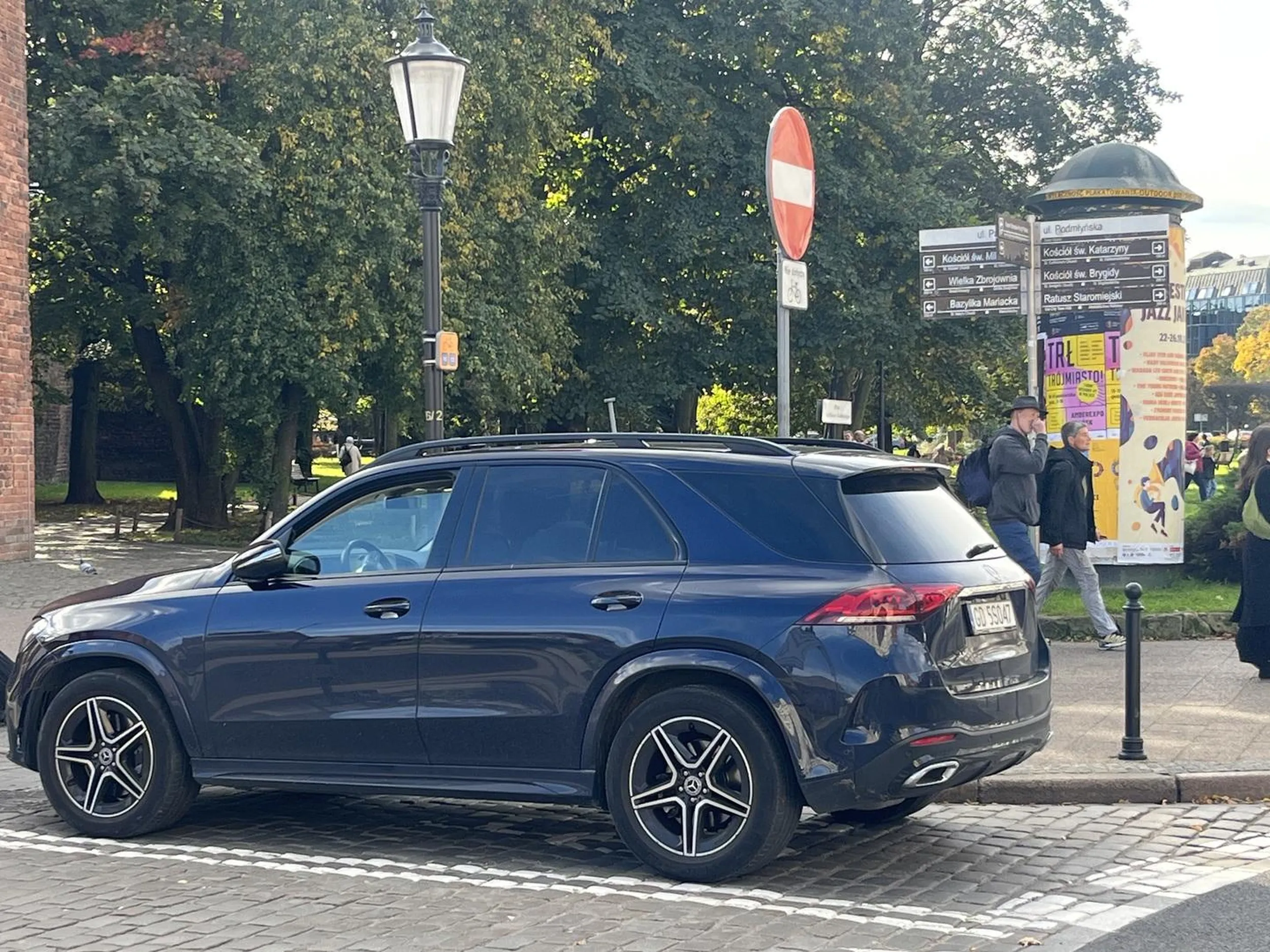 Pan który zostawia samochód na wyjeździe z ronda w dodatku bezpośrednio pod zakazem wjazdu. Zasłania się, ze jego specjalna legitymacja inwalidy pozwala mu ignorować zakazy wjazdu.