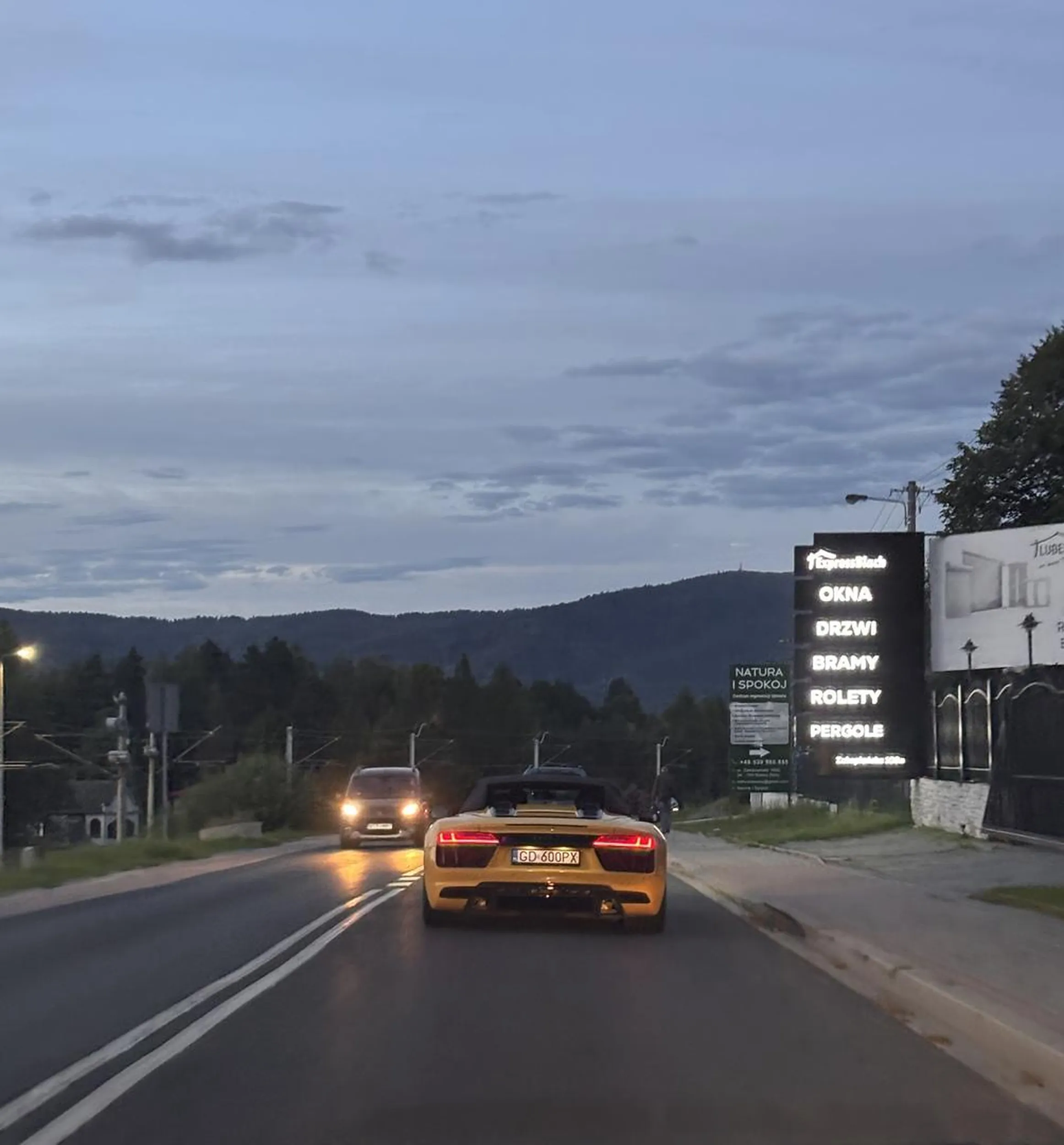 no dalej tak się popisuj, przyspieszaj, na ciągłej zmieniaj pas i nie dawaj przy tym nigdzie kierunkowskazów  ;)