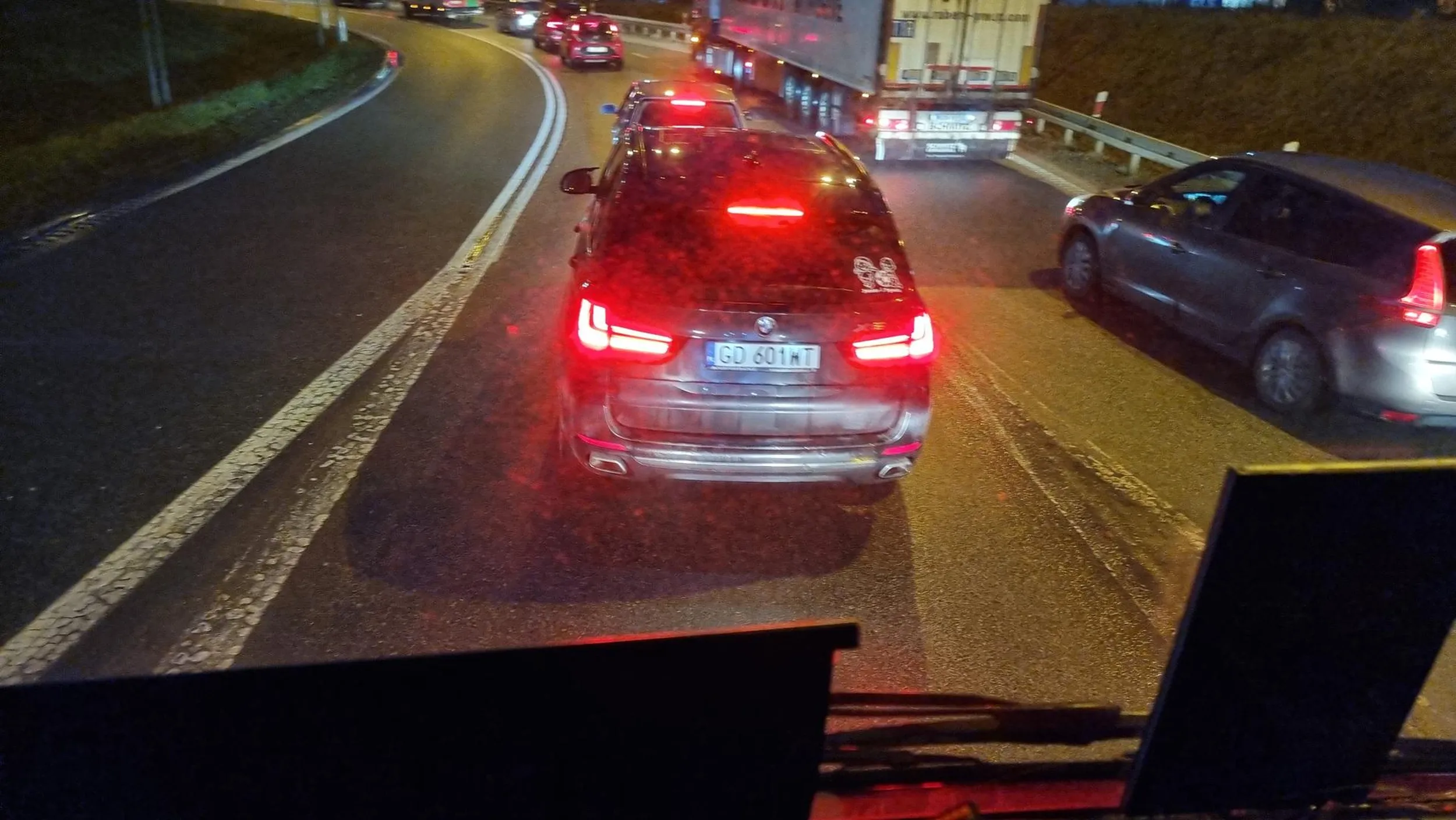 Bezczelny typ. W korku wyprzedza na rondzie. Masz szczęście gno...u...