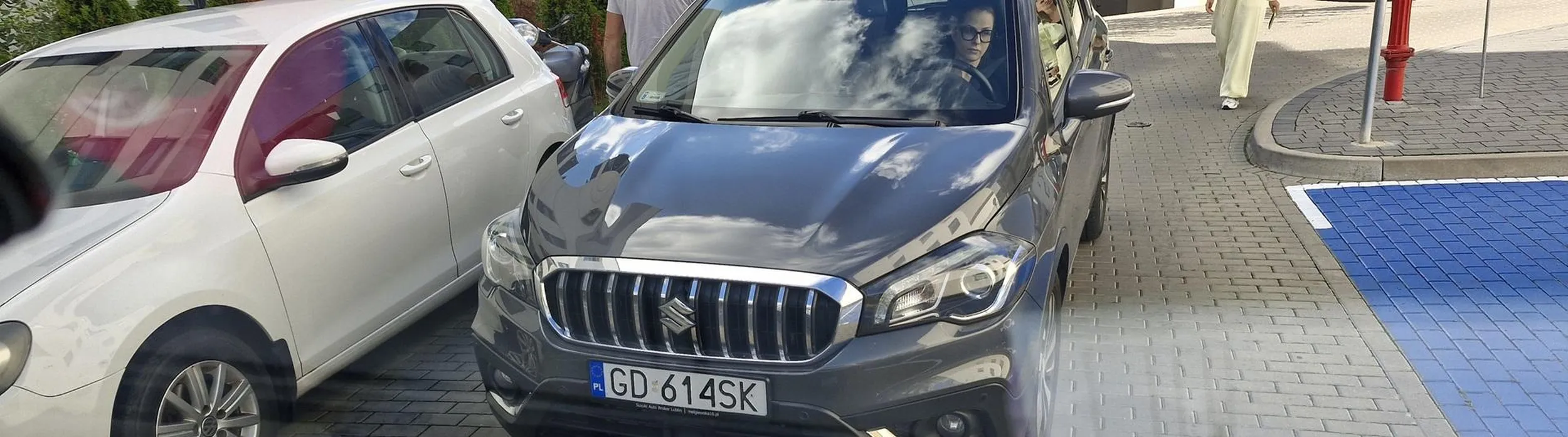 Gówniara wymusza pierwszeństwo wjazdu pozniej wyklina innych kierowców.