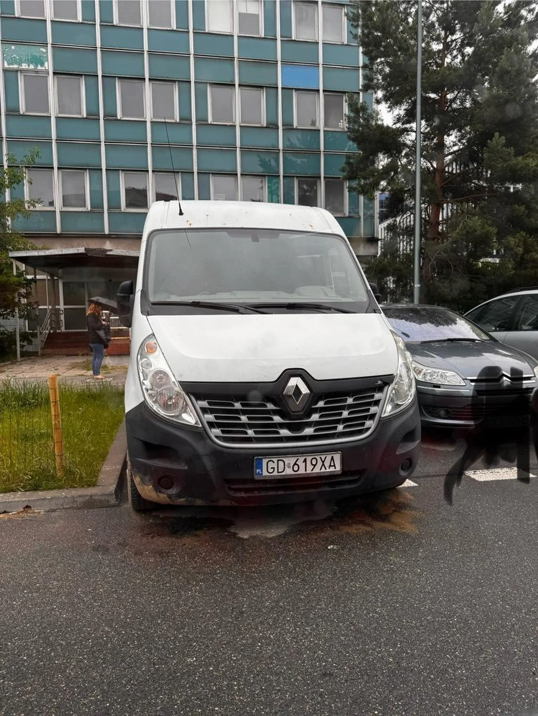 Gość parkuje na części pasa ruchu. Szok