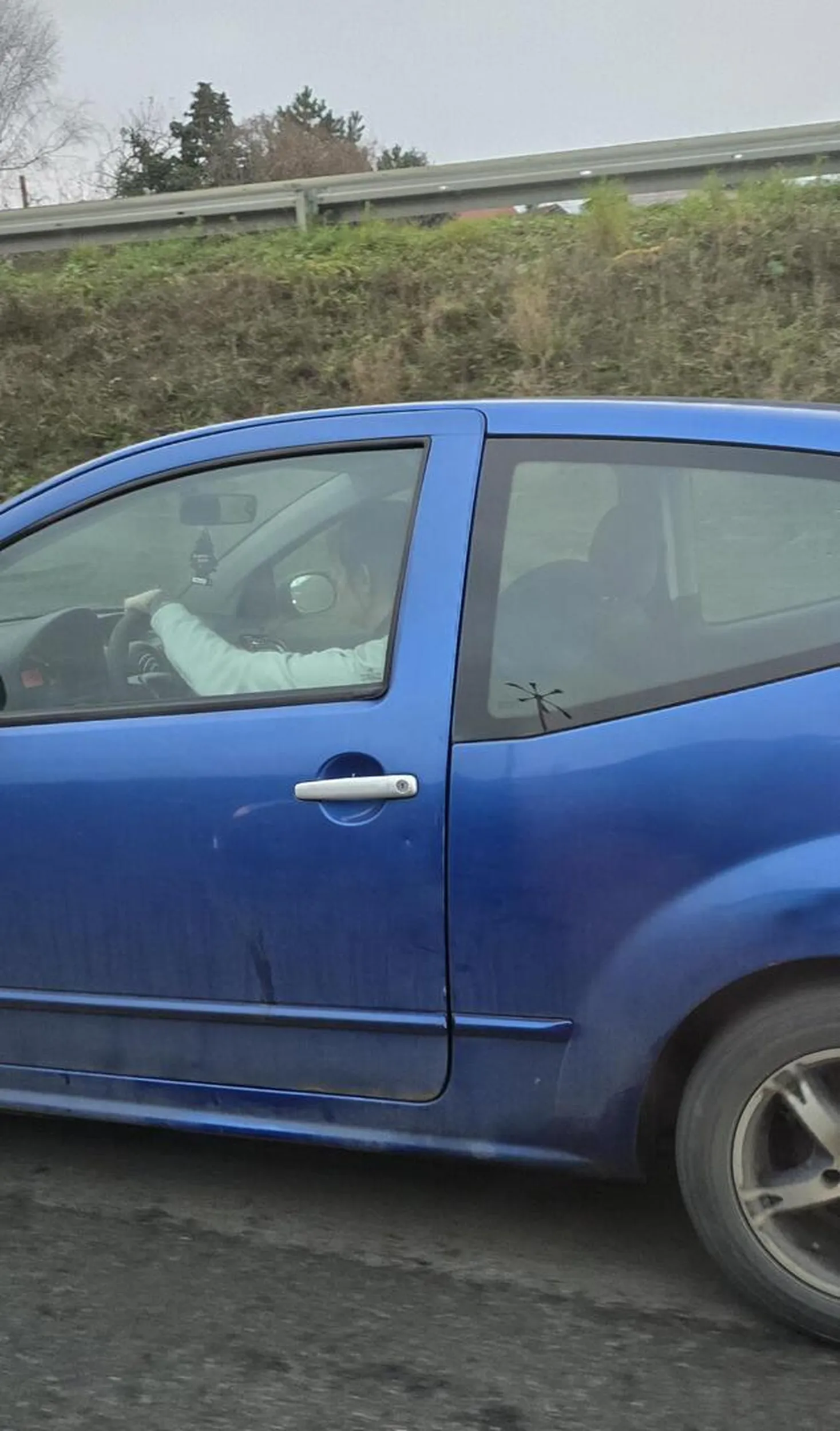 Gratuluję gapienia się w telefon podczas jazdy