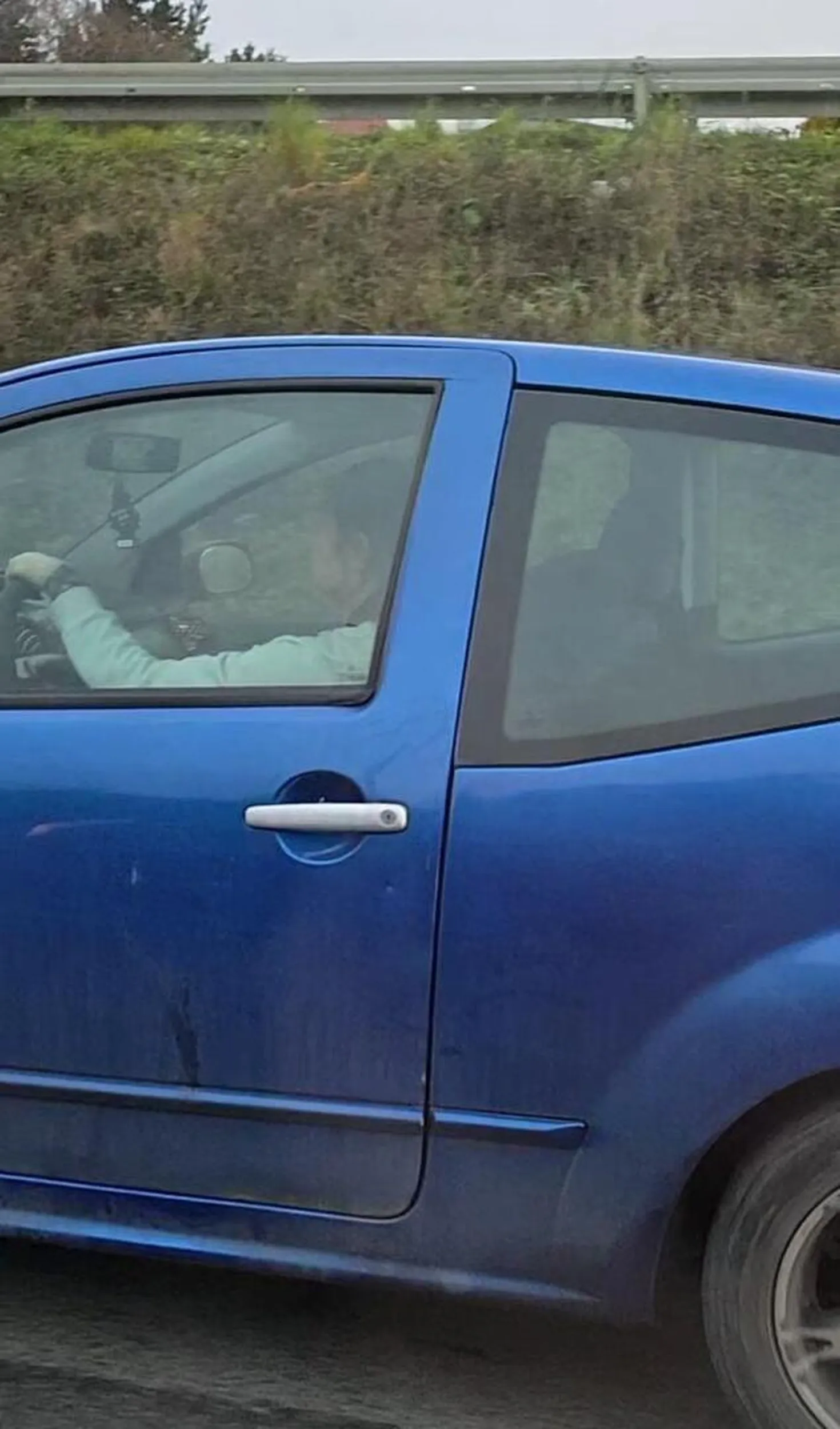 Gratuluję gapienia się w telefon podczas jazdy