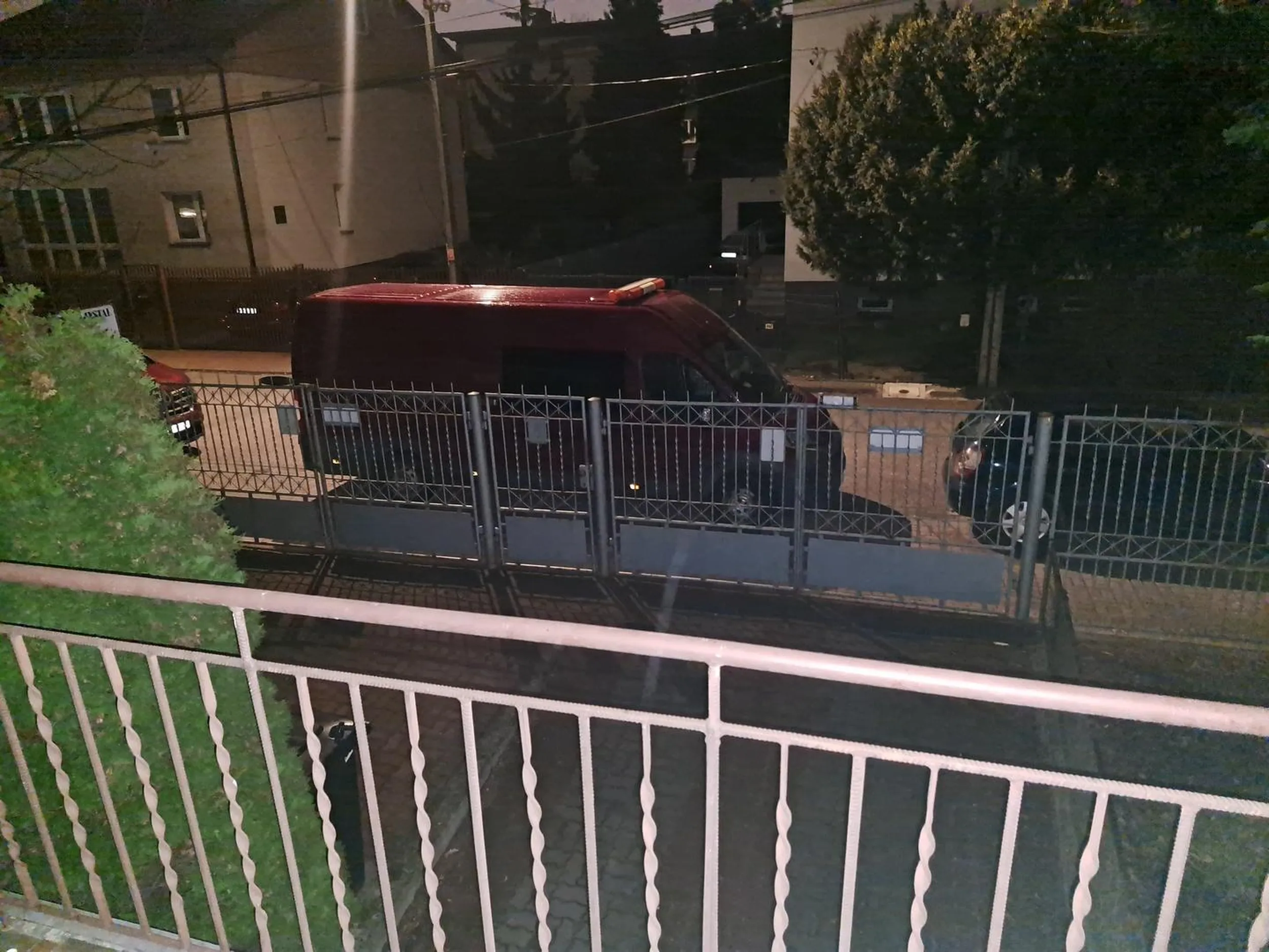 Kierowca tego pojazdu namiętnie parkuje w dwóch bramach prywatnej posesji blokując możliwość korzystania z nieruchomości przez kilka godzin na dobę.