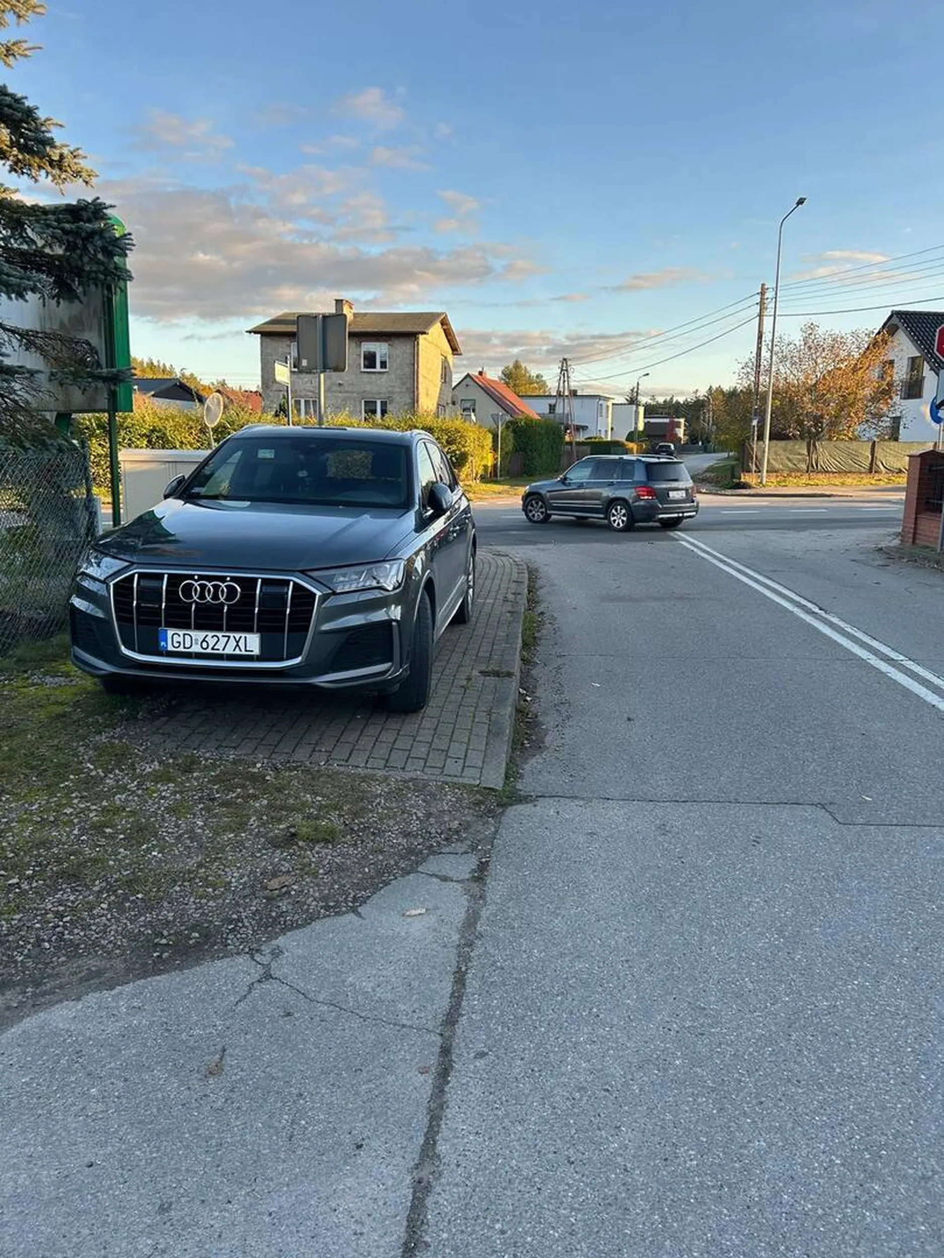 Panu ewidentnie brakuje wiedzy z zakresu  parkowania. Nie dość że parkuje na chodniku to jeszcze stwierdził że to nic takiego że przecież chodnik się w tym miejscu kończy i to całkowicie zgodne z prawem parkować w tym miejscu.