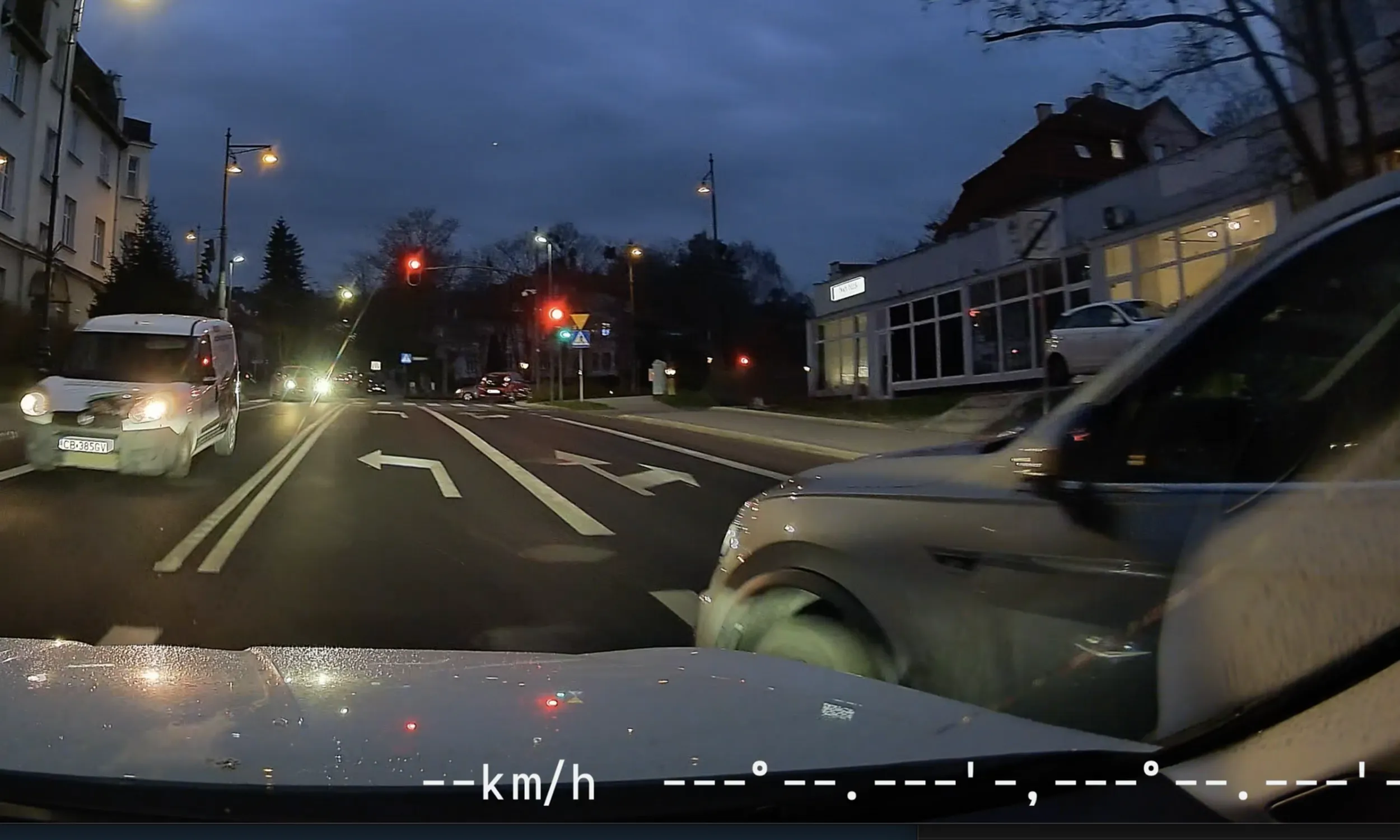 kierowca nie jest uważny na drodze, bądź czujny