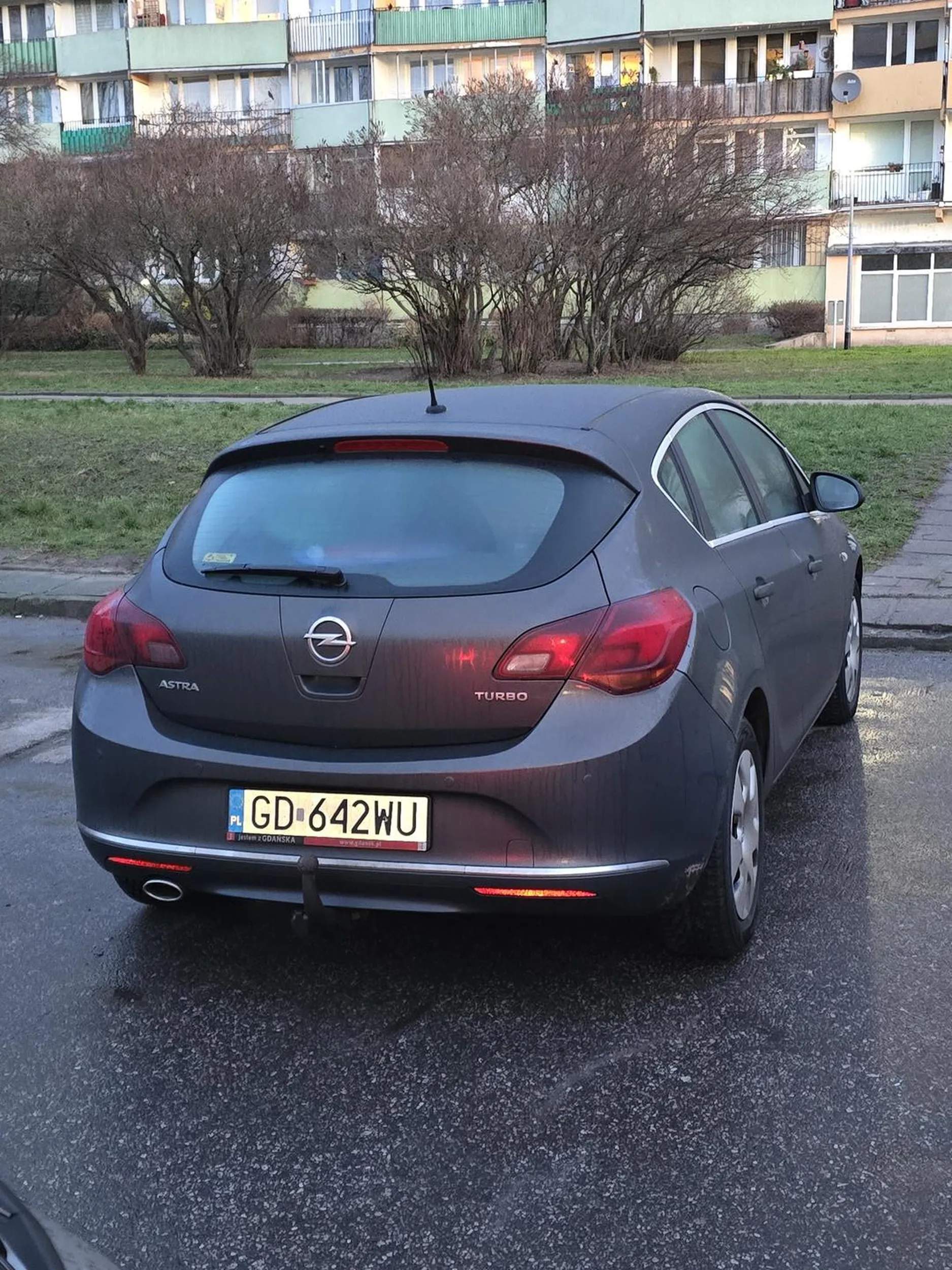 Może tak warto pomyśleć i parkując nie blokować innym wyjazdu? Mózg-nie brwi, nie dorysujesz....