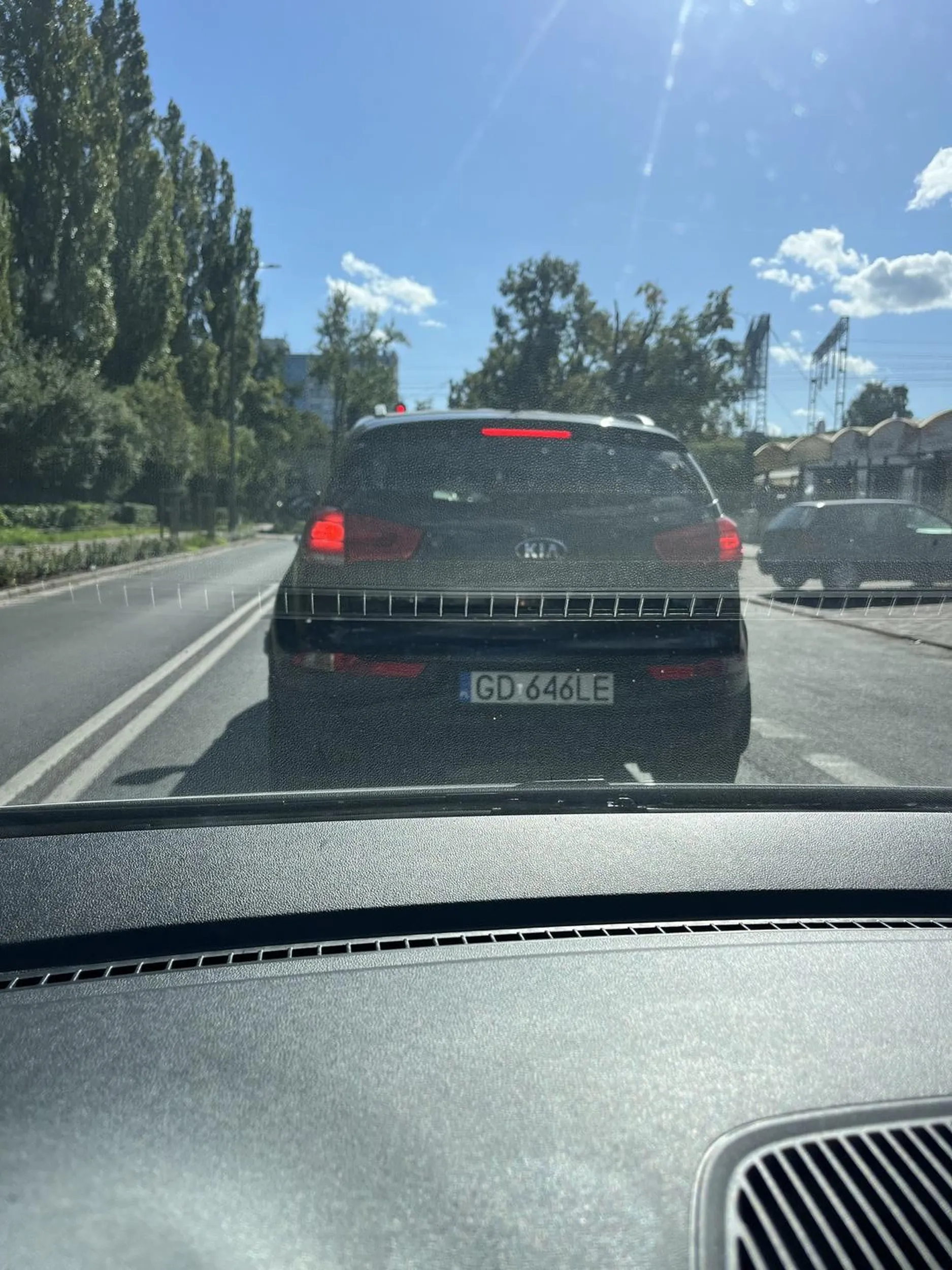 Nie zna przepisów. Utrudnia ruch