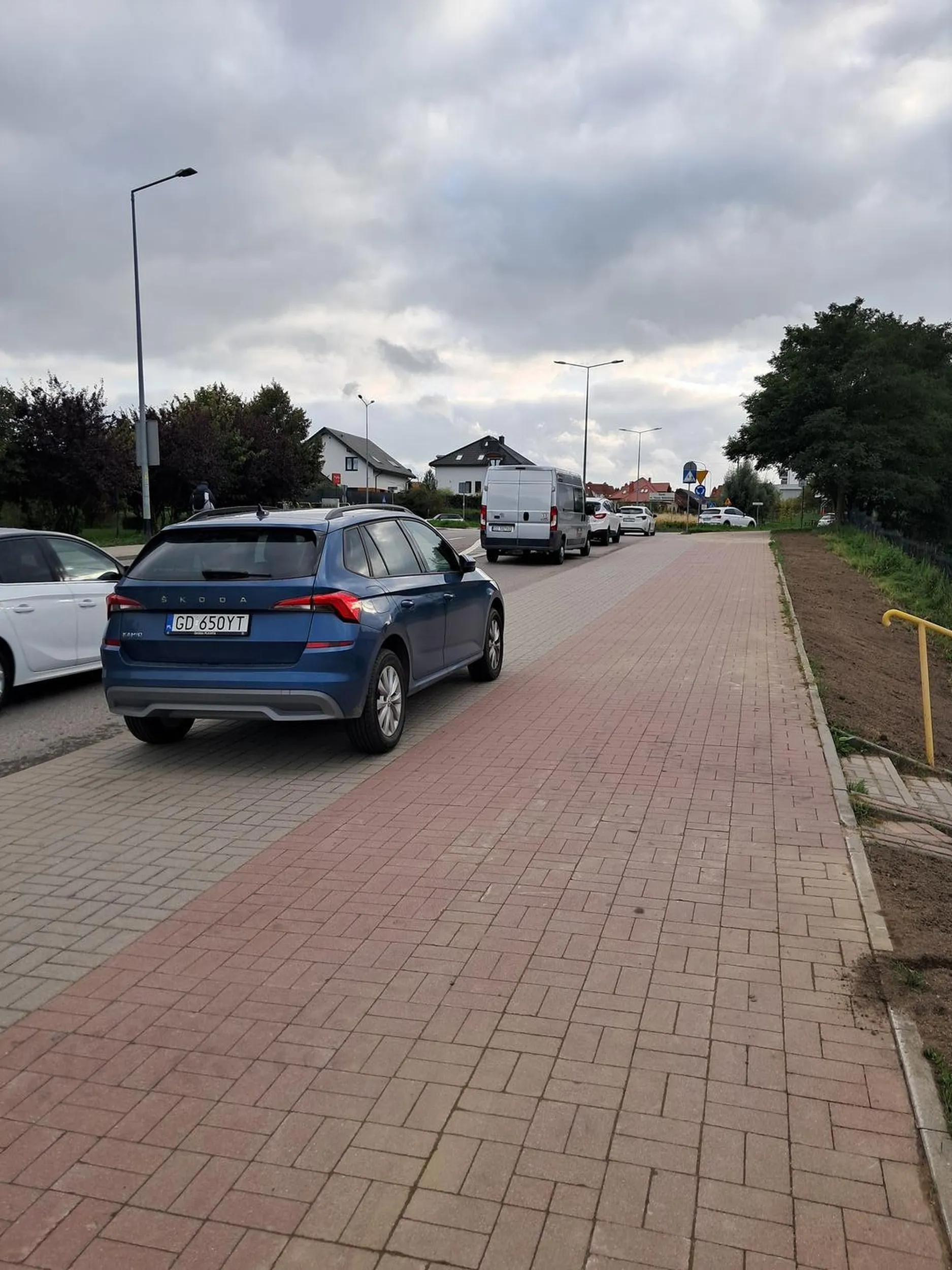 To należy do pracownika kościoła, który parkuje na chodniku i zachowuje się tak, jakby ta publiczna ulica była jego prywatnym majątkiem.