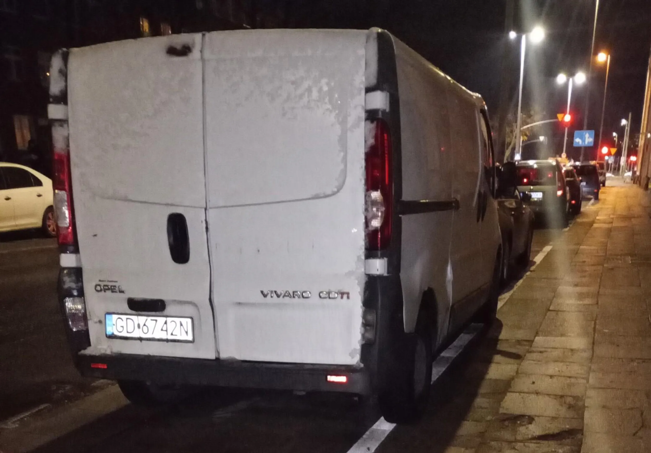 Ten rudy Pan z rudym psem prowadzi samochód jak szalony, albo nie zna przepisów ruchu drogowego, albo celowo je łamie. Bardzo niebezpieczny kierowca. Parkuje samochód na ulicy Kościuszki