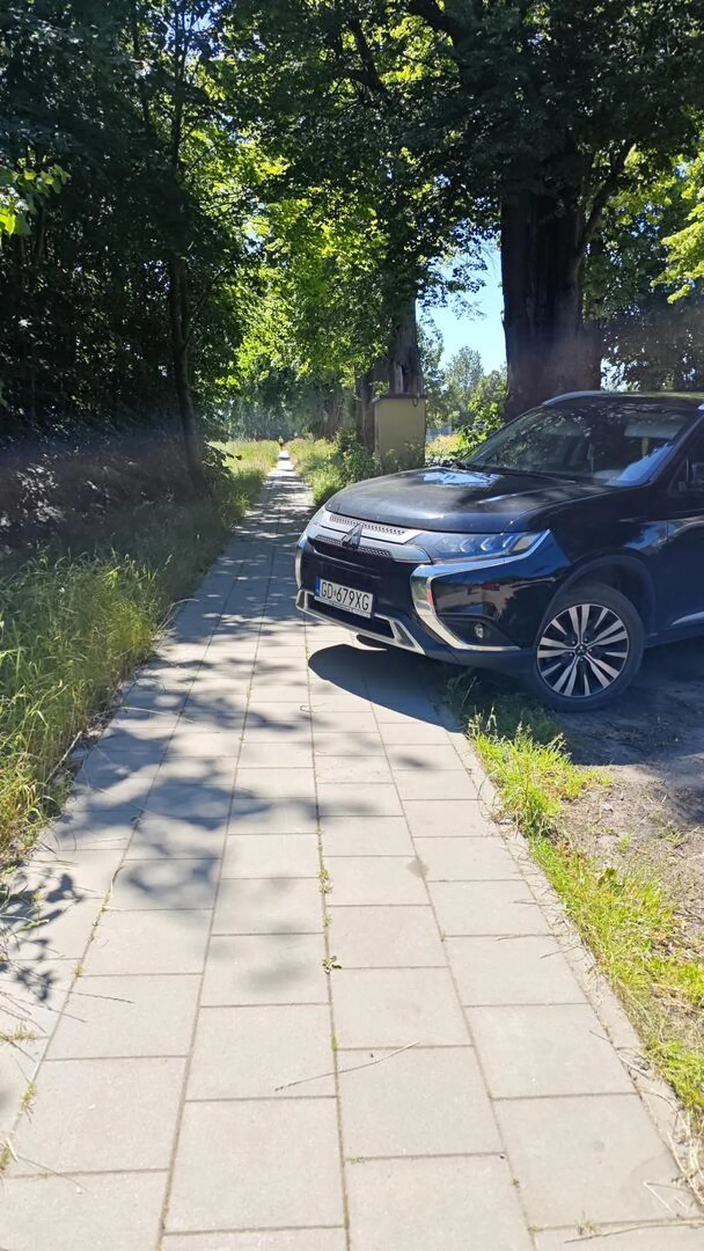 Jak się samochód nie mieści to trzeba stanąć w inny sposób, a nie zająć pół chodnika