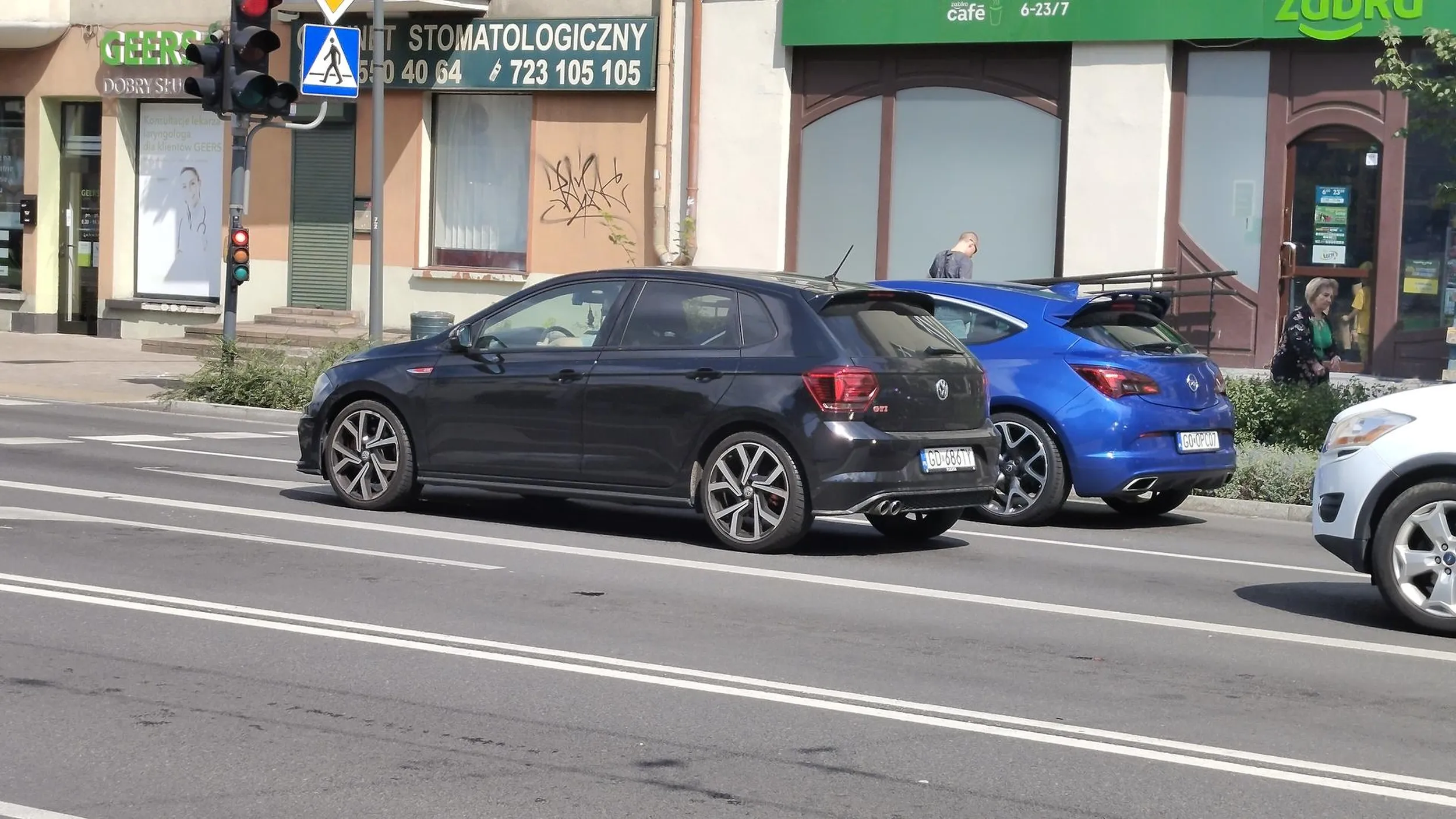 Agresywna jazda I wpychanie się przed poprzedzający pojazd.