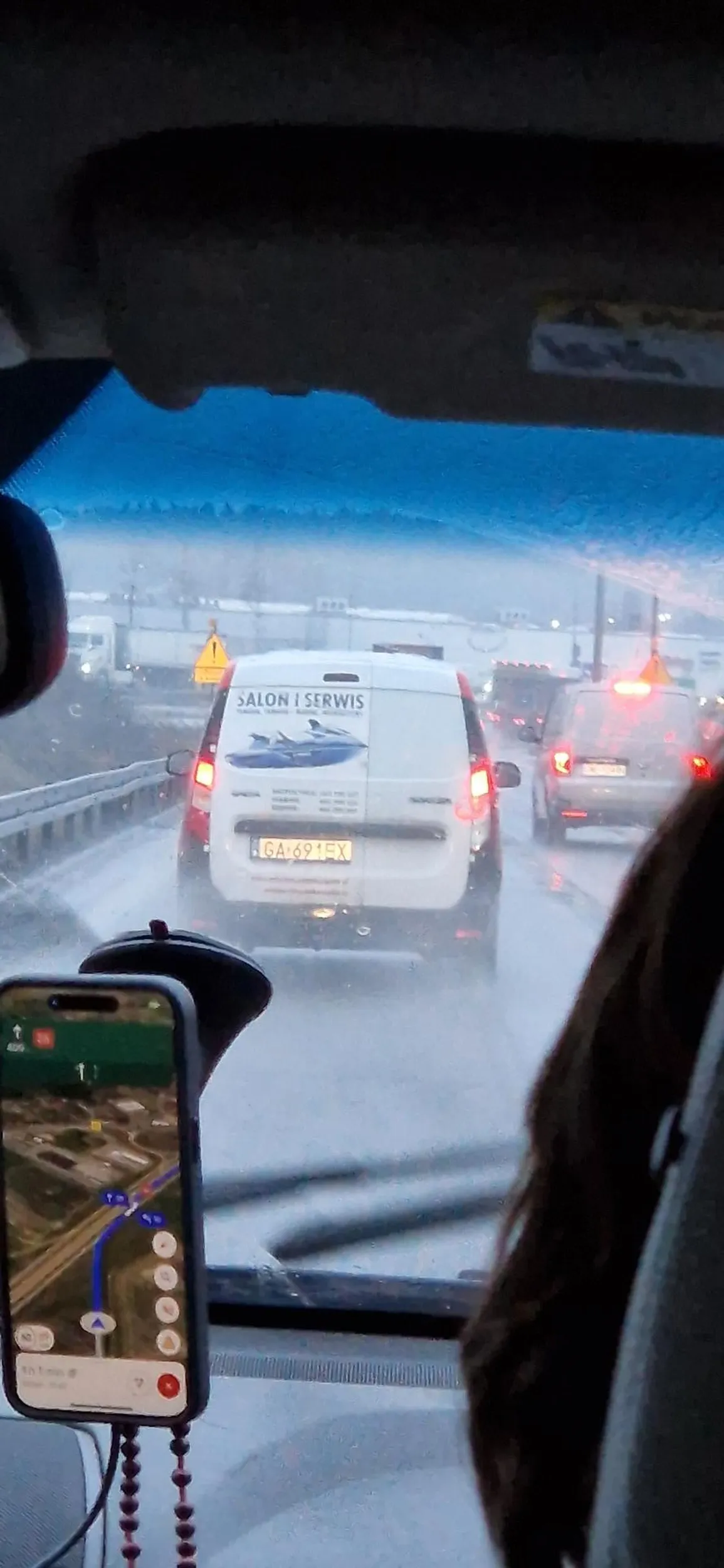 Kierowca wykonuje niebezpieczne manewry i chamsko wpycha się przed maskę samochodu