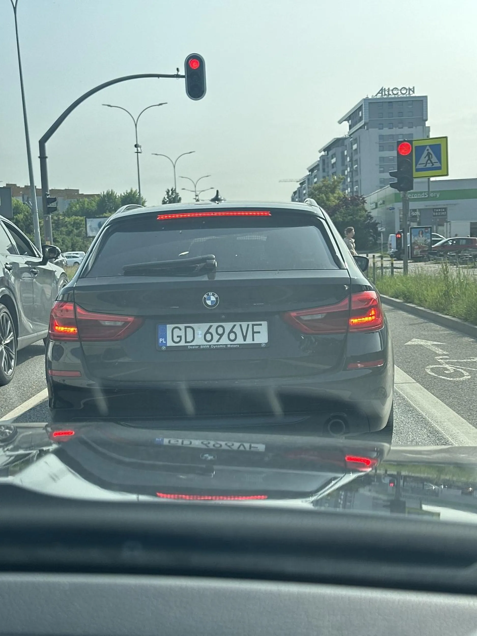 Cham i prostak, wymusił. Zamiast przeprosin fucka pokazuje.