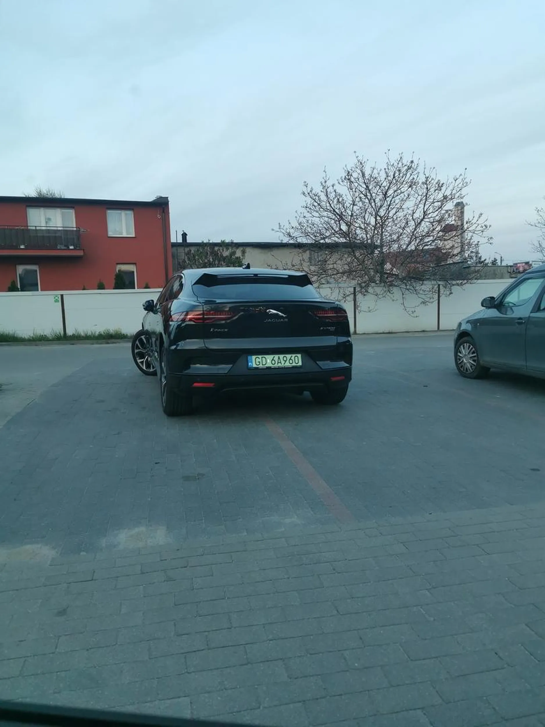 Zajął 4 miejsca parkingowe na początku parkingu. Co kieruje takimi ludźmi