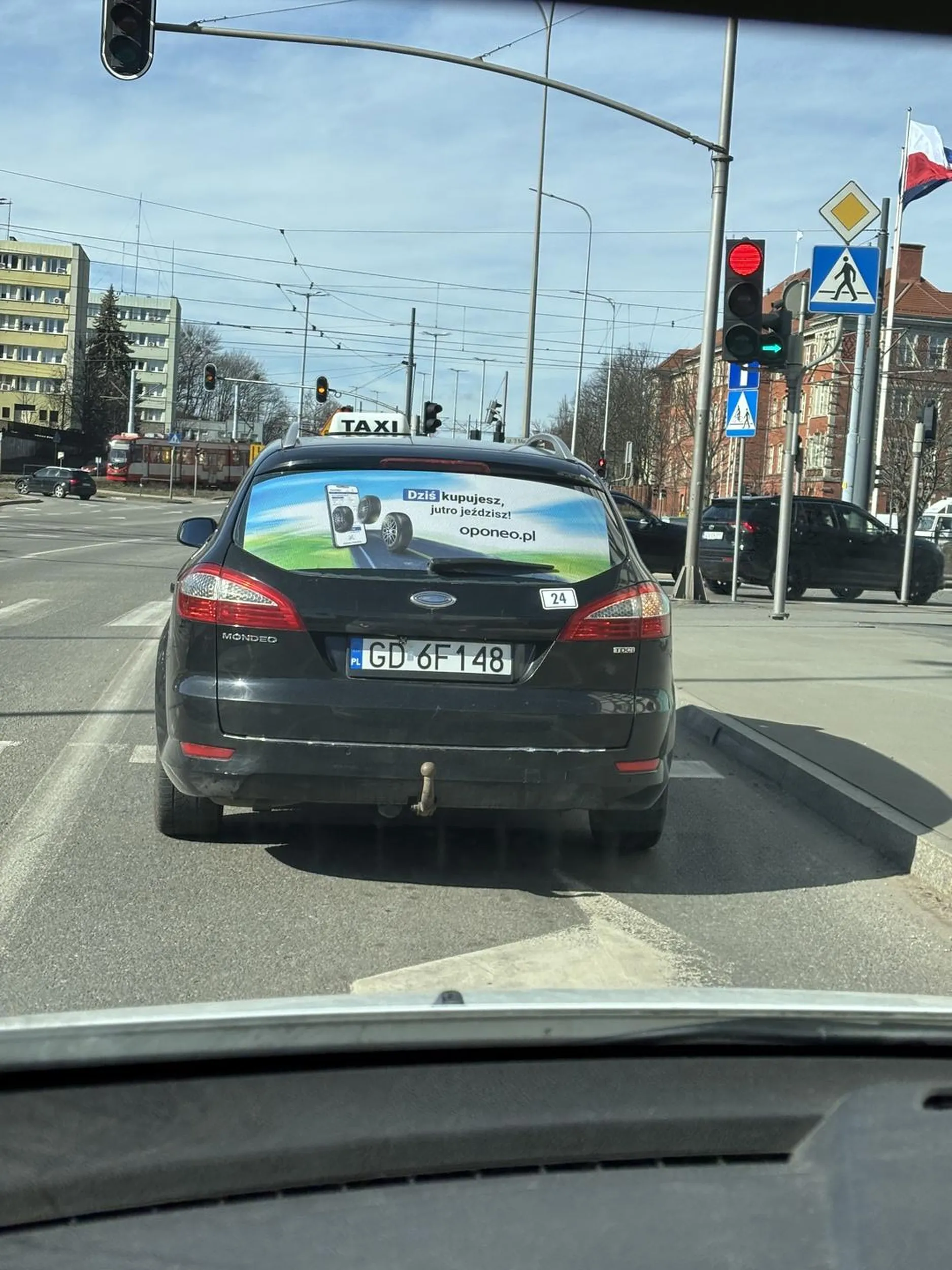 Śmietnik na taxi zajeżdżający drogę