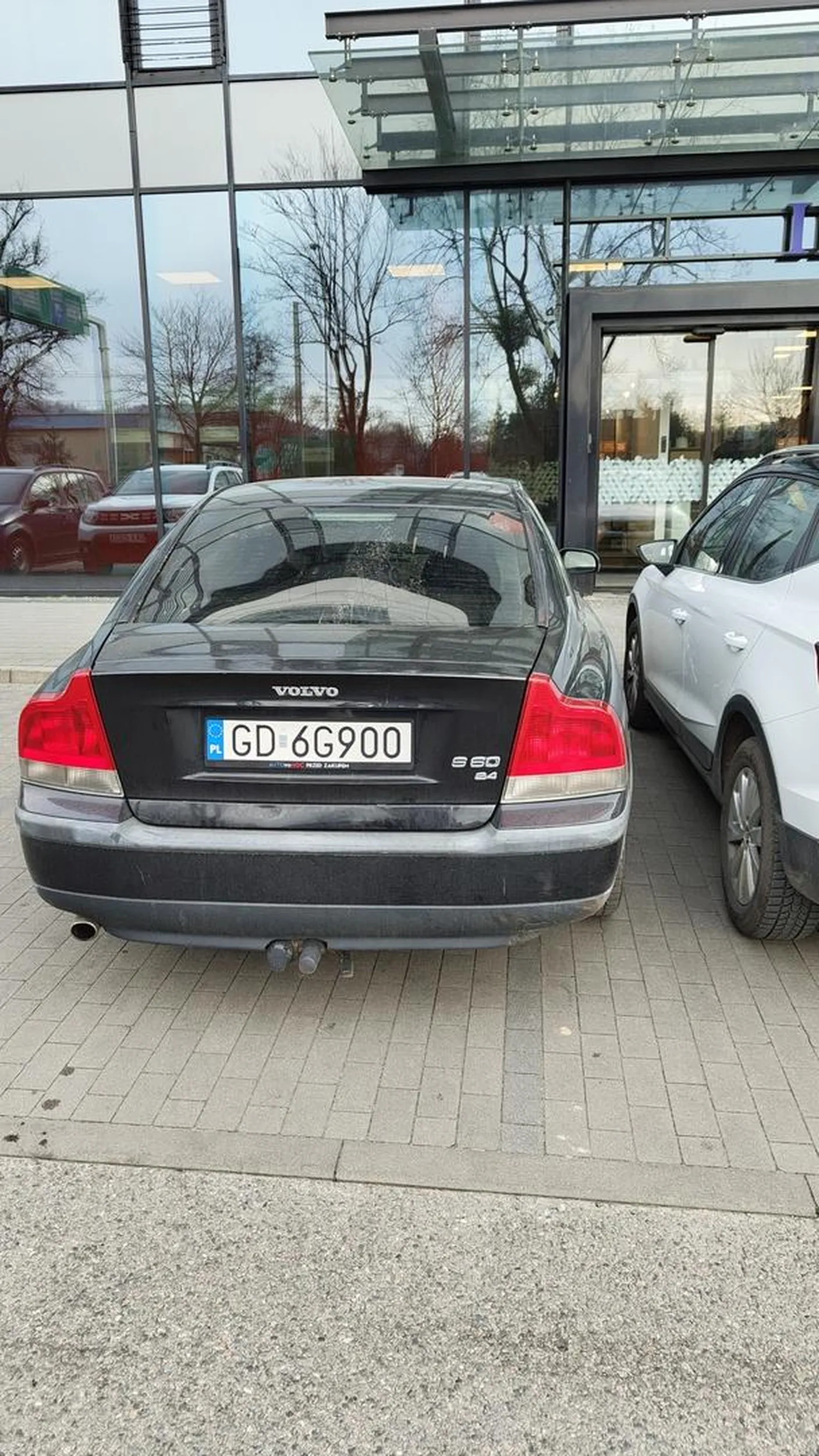 Naucz się kobieto parkować tego gruza. Parkuj tak żeby inni mogli zaparkować i wsiaść do samochodu. Za takie parkowanie ktoś kiedyś wszystkie opony ci poprzebija