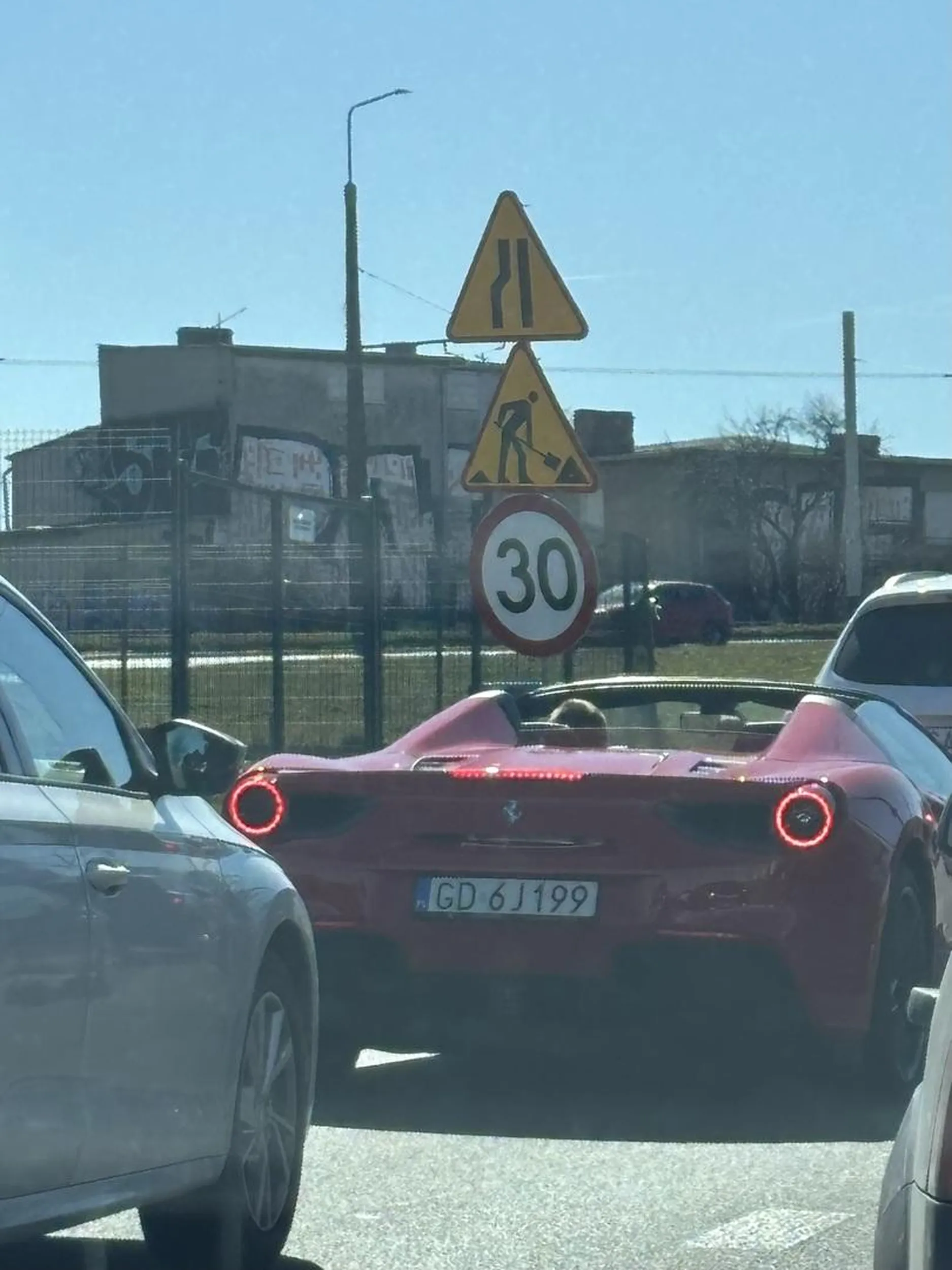 ułomie naucz się zachowania ostrożności podczas wyprzedzania i przypomnij sobie ile sie jedzie w zabudowanym bo na pewno nie 130 jak bedziesz dalej tak jezdzic to szybciej sie rozbijesz niz sie nia nacieszysz a przy okazji zrobisz krzywde NORMALNYM ludziom ktorzy w przeciwienstwie do ciebie umieja jezdzic przepisowo