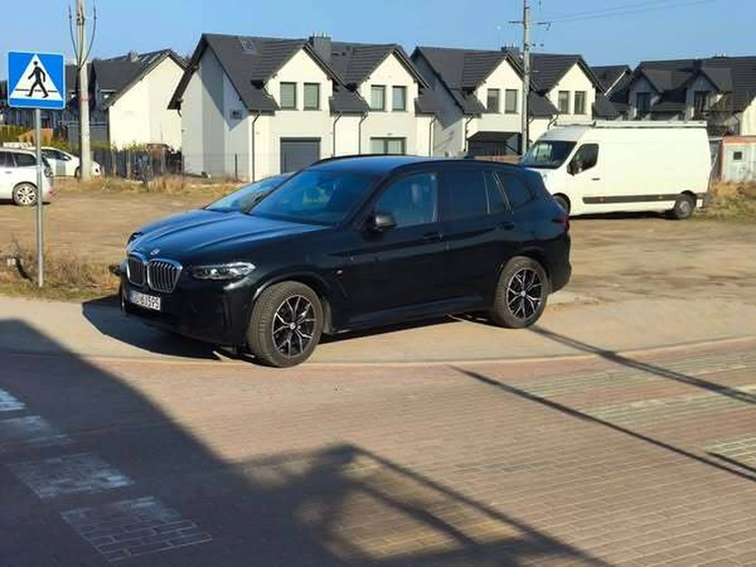 Cham w Baninie (pomorskie) parkuje na przejściu dla pieszych na skrzyżowaniu.