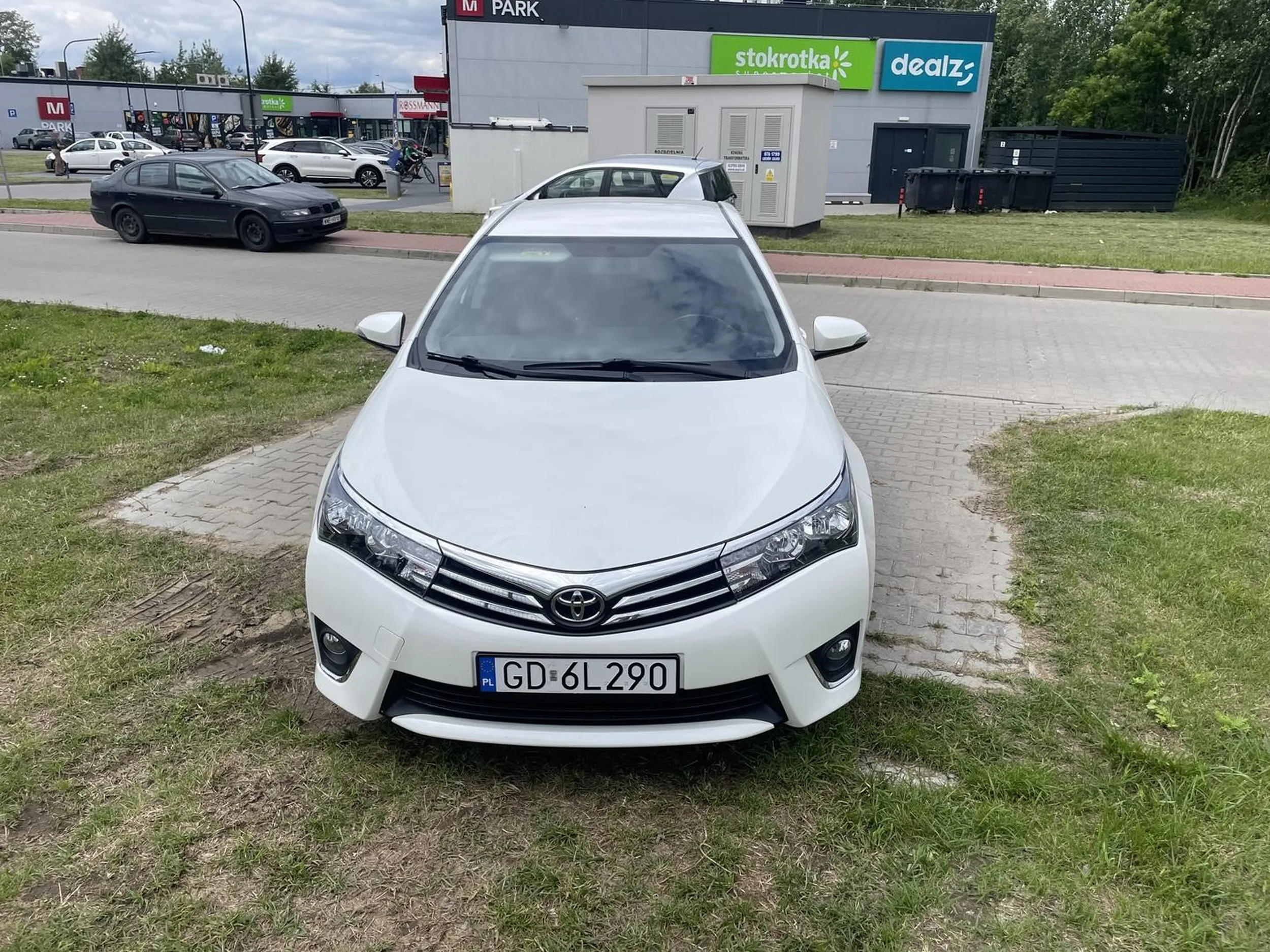 Zastawianie bramy wjazdowej. Karniak się należy.