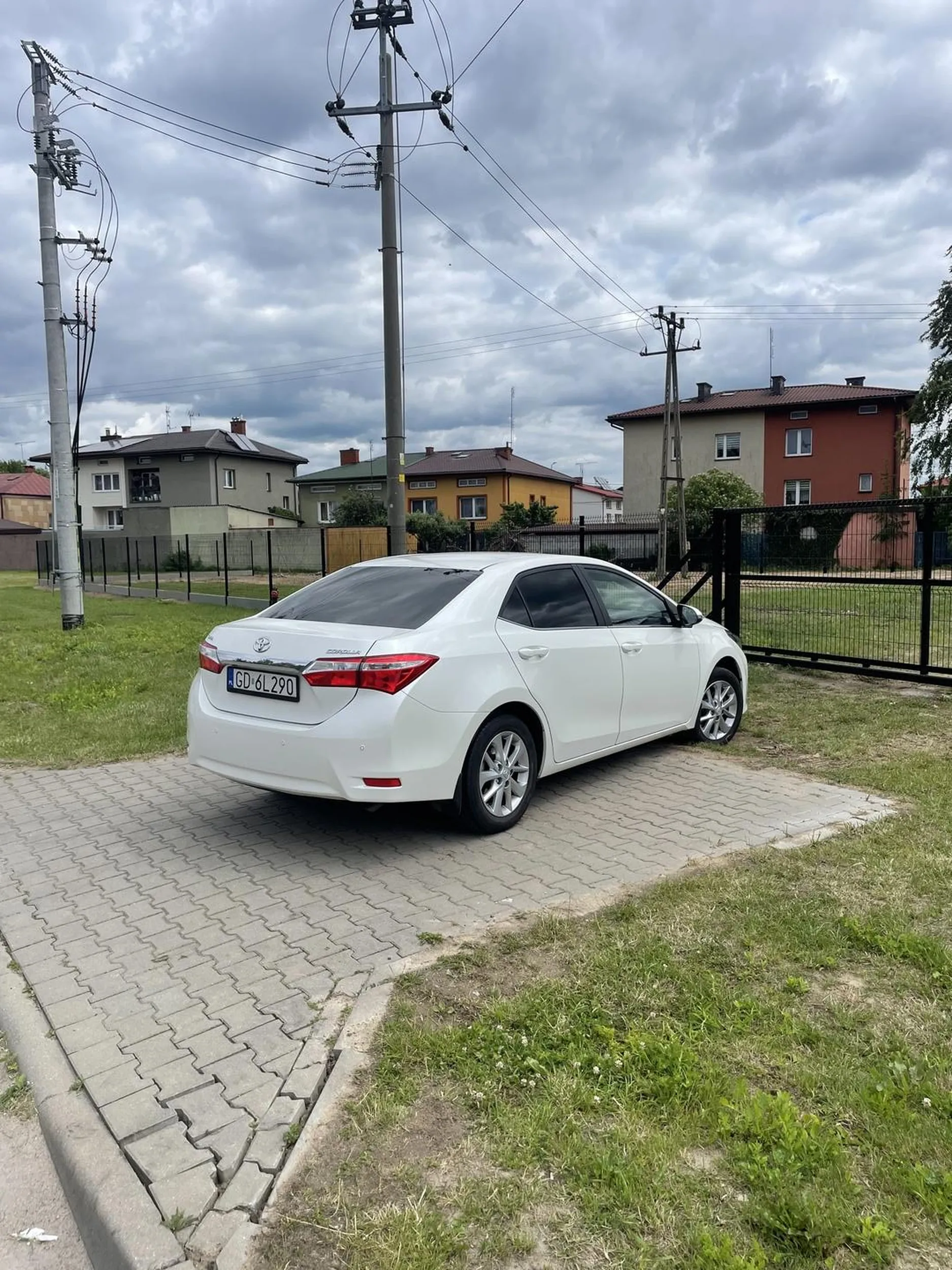 Zastawianie bramy wjazdowej. Karniak się należy.