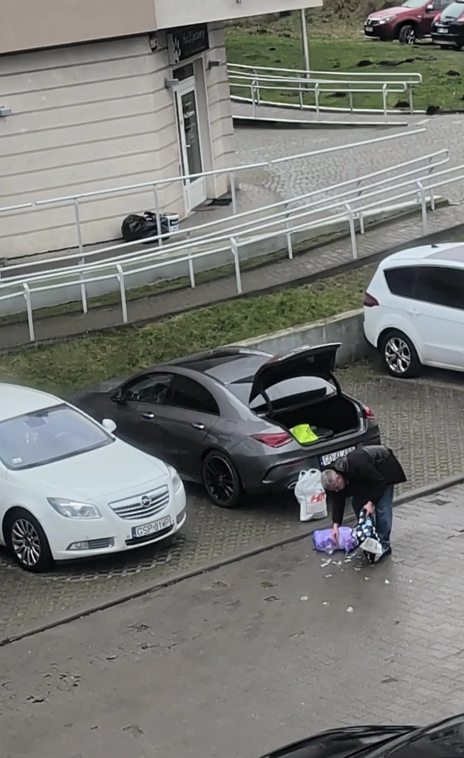 Bardzo nieładnie się Pan z Mercedesa zachował. przyt wyciąganiu chyba słoików z bagażnika niestety zbiło mu się ich pare, a ten zamiast posprzątać, wziął nakretki oraz postanowił sobie pójść bez posprzątania wielkich kawałków szkła. Niedługo dostanie pan zwiększony rachunek ubezpieczenia OC za ten wybryk, ponieważ 3 osoby już widziałem że mają flaka :D Oj nieładnie nieładnie