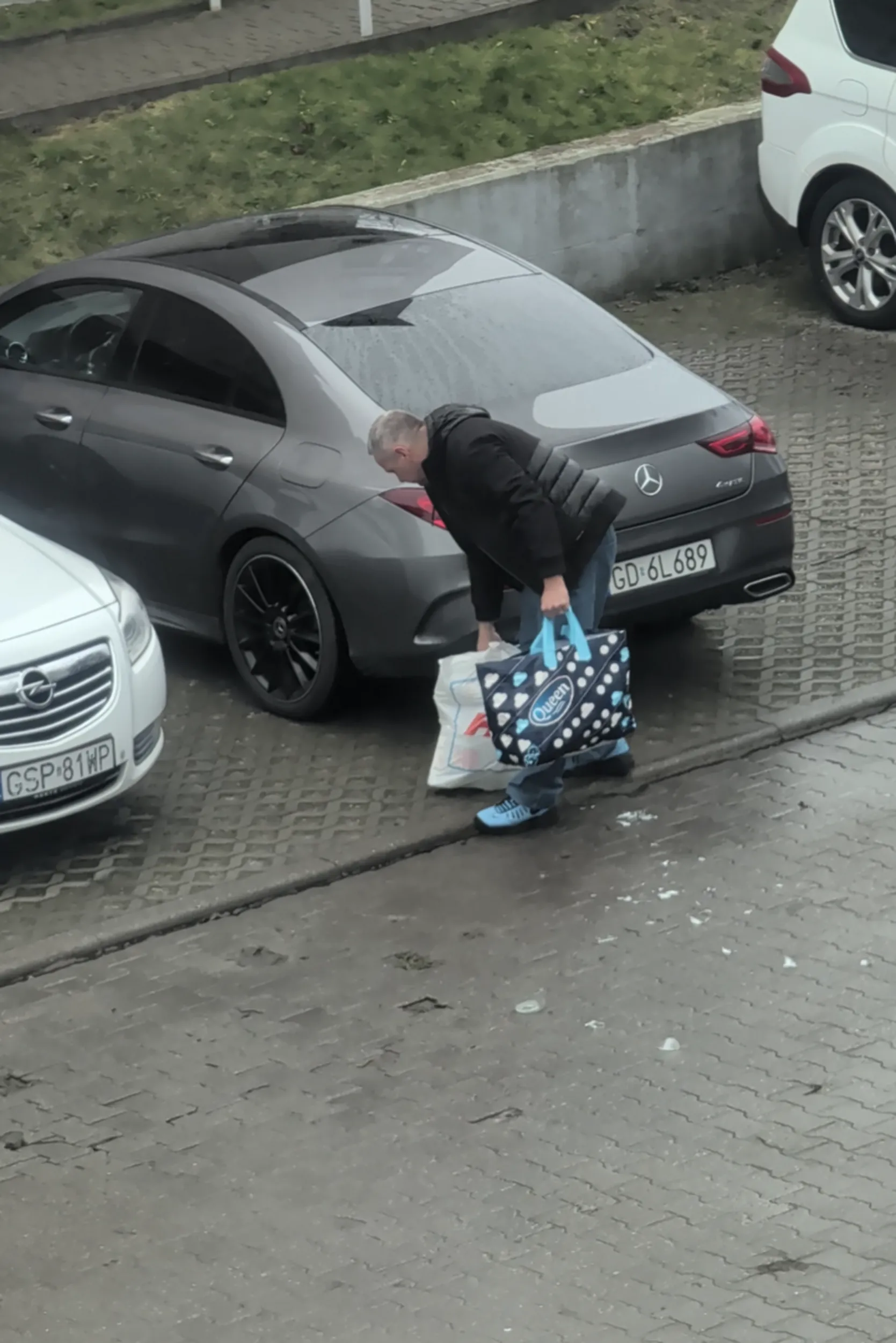 Bardzo nieładnie się Pan z Mercedesa zachował. przyt wyciąganiu chyba słoików z bagażnika niestety zbiło mu się ich pare, a ten zamiast posprzątać, wziął nakretki oraz postanowił sobie pójść bez posprzątania wielkich kawałków szkła. Niedługo dostanie pan zwiększony rachunek ubezpieczenia OC za ten wybryk, ponieważ 3 osoby już widziałem że mają flaka :D Oj nieładnie nieładnie