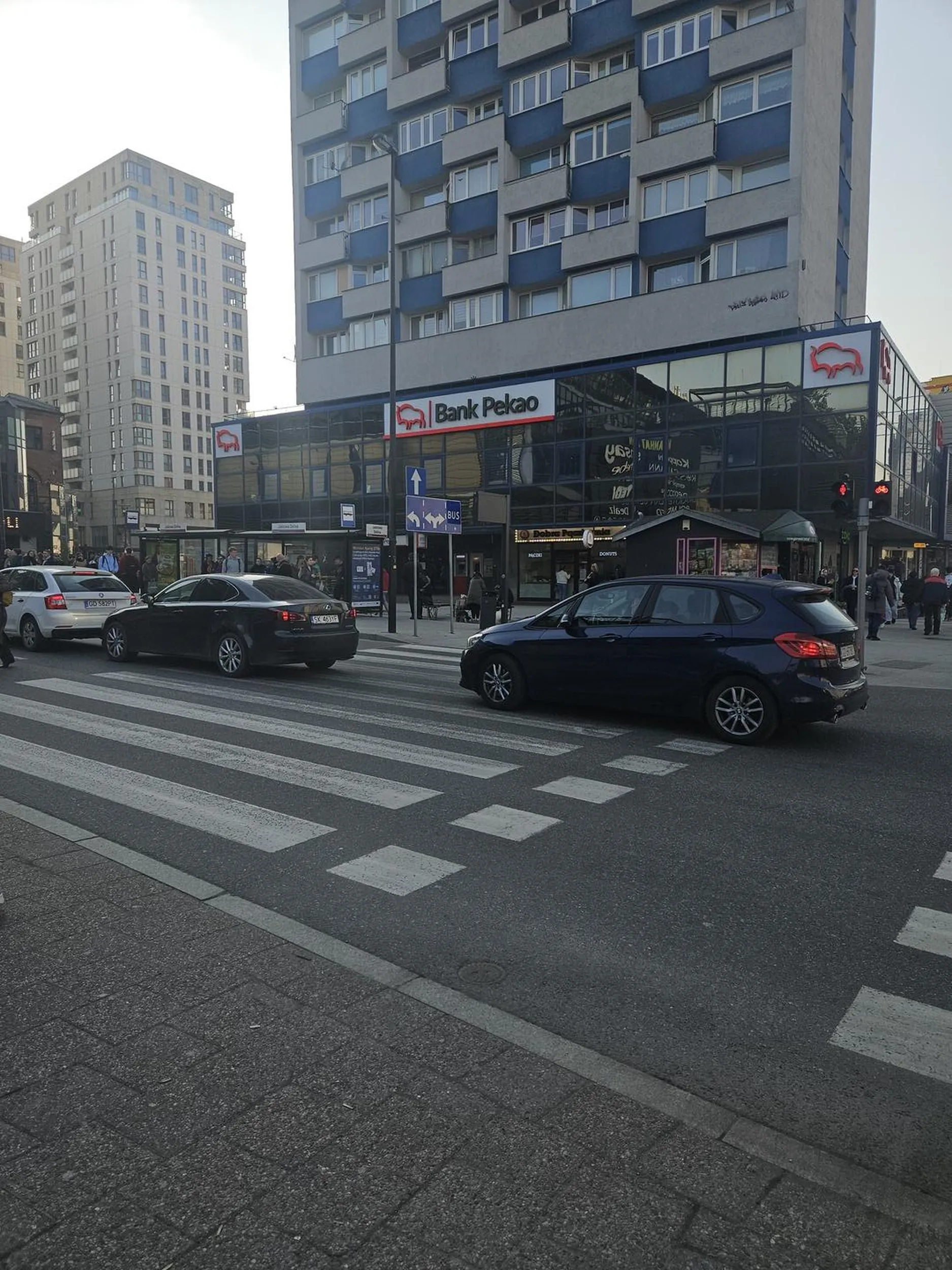 Stanęła na środku przejścia dla pieszych (na całe zielone dla pieszych), nie patrzy na to, gdzie jedzie