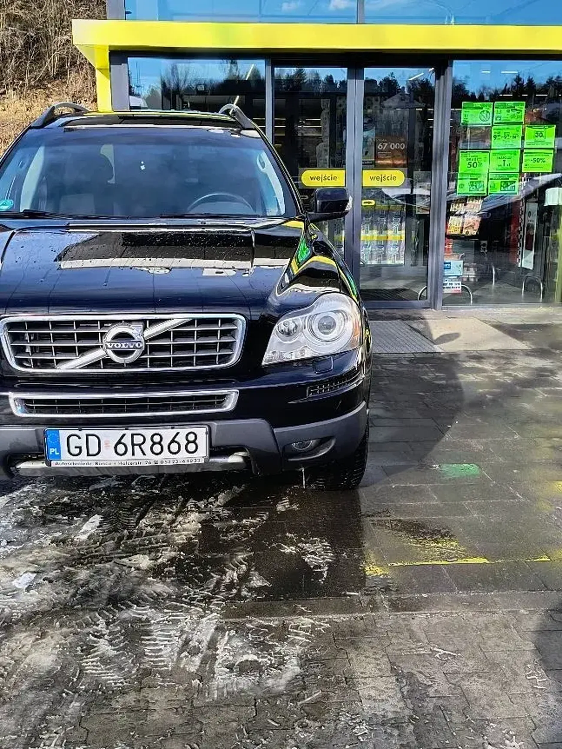 Zaproponowałem kierowcy, że przytrzymam drzwi do Biedronki to sobie wjedzie do środka, ale nie był zainteresowany.