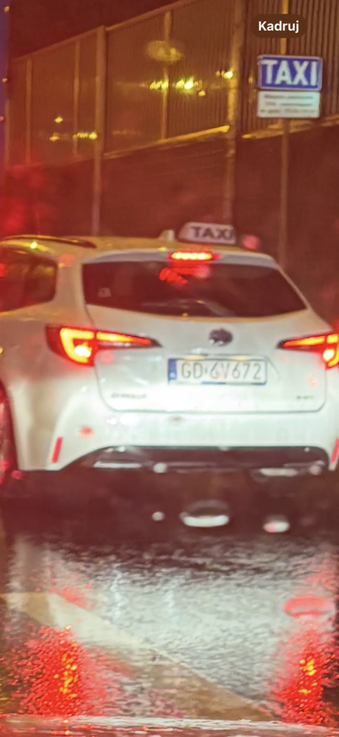 Pan taxi traktuje drogę publiczną jak tor wyścigowy slalomem jeździ między samochodami powodując niebezpieczne sytuacje. Szczytem była nawrotka na zakręcie za Kiss and Ride na pętli Czerwone Maki Krakowie z wymuszeniem pierwszeństwa przed samochodami jadącymi prawidłowo (w obu kierunkach)