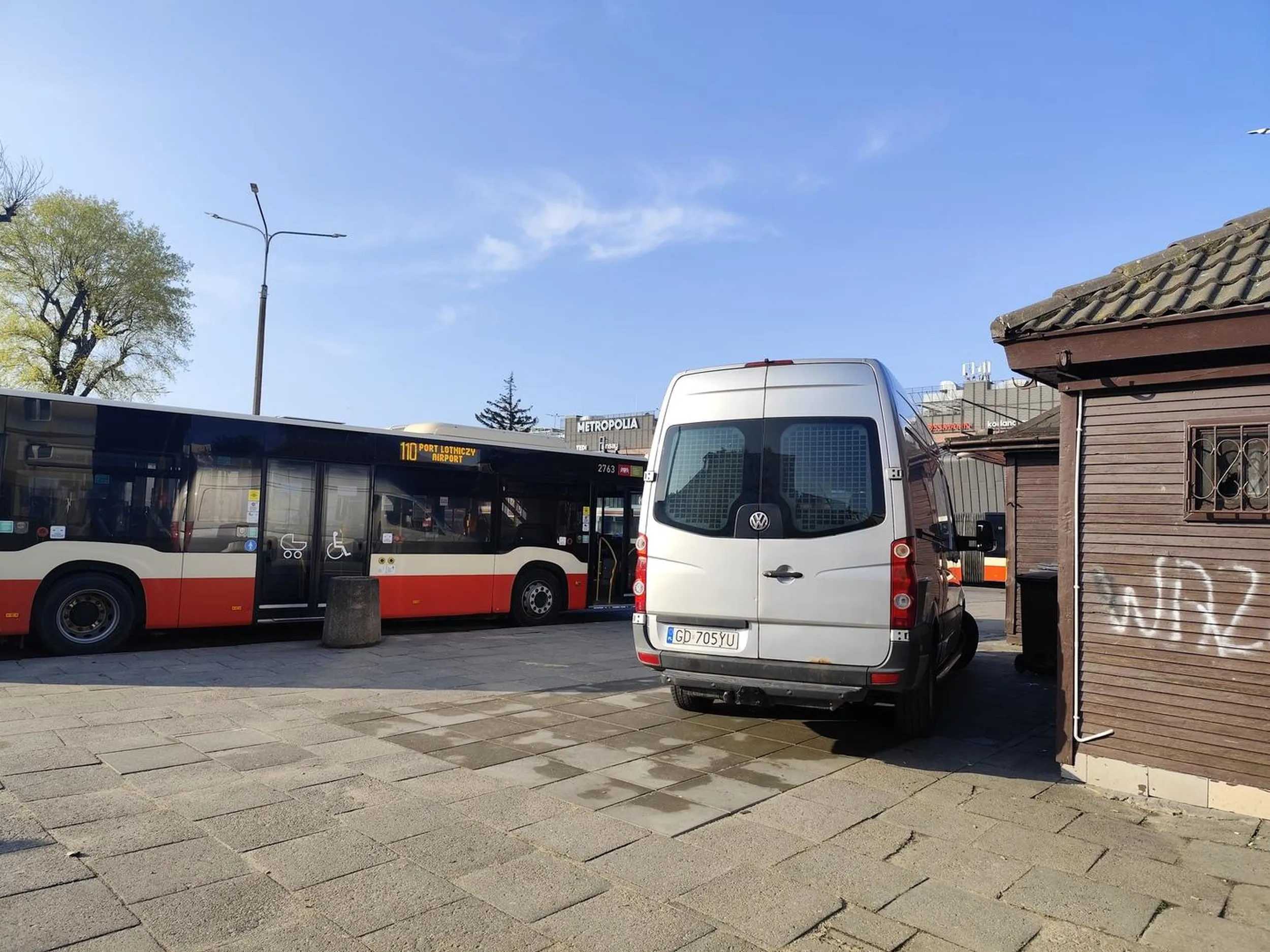 Jeździ busem po świeżo wyremontowanym chodniku.